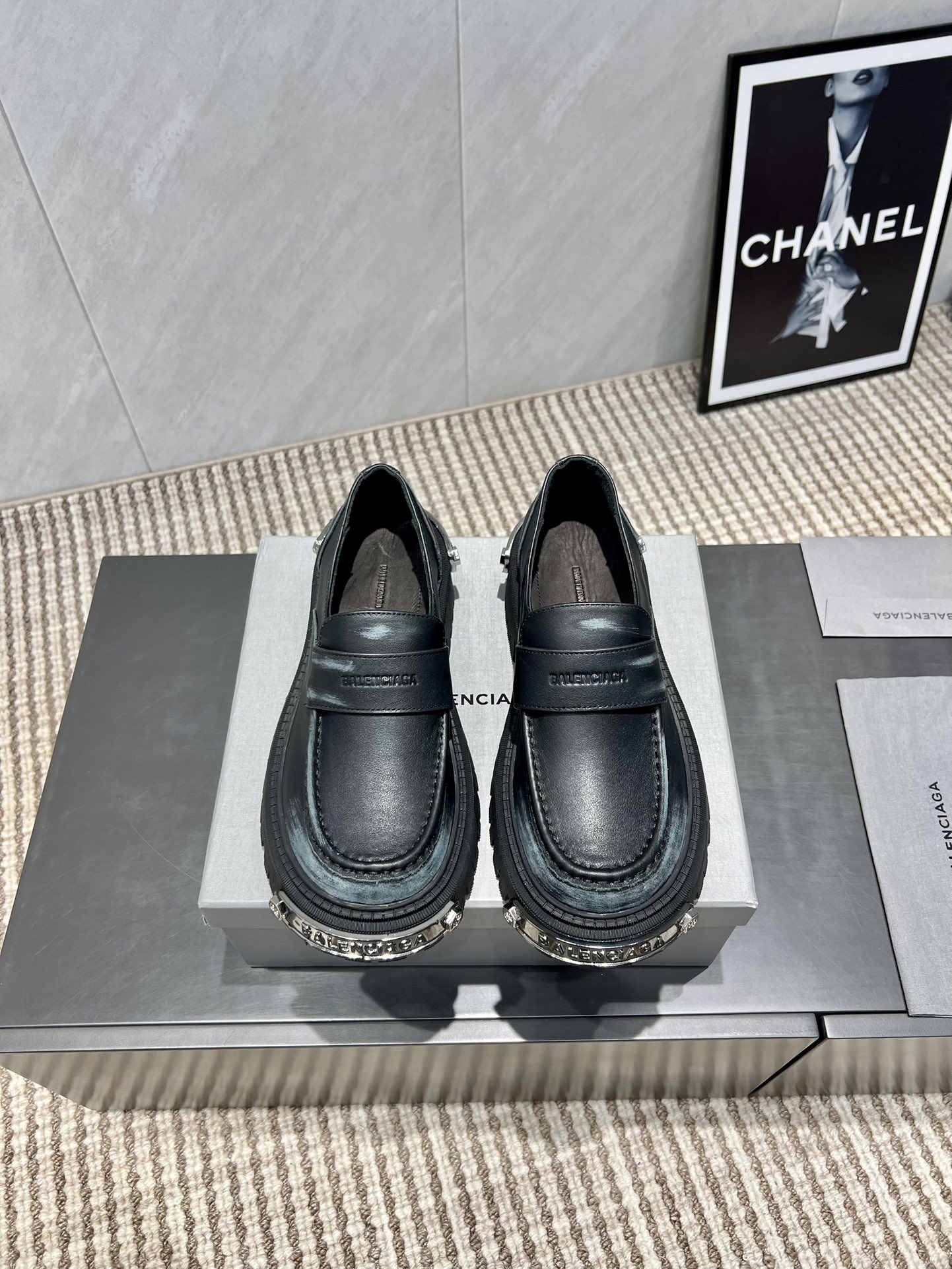 NO:543674,: Iron buckle 'Exclusive Top Version' BALENCIAG*Balencia*jia 2025vs Autumn new thick-soled loafers series... [Retro iron buckle thick-soled loafers] Balencia has released retro loafers again this year!  The chubby big head is so cute!  The dark retro Roman loafers are really too thin and the return rate is huge!  The original disassembly is not only the material and the original, but also the small details are no different from zp!  Fabric: Original custom cowhide original custom metal fastener Inner: Original custom cowhide foot pad: Original custom sheepskin Outsole: Original open mold anti-slip sponge cake thick sole Packaging: Original full package Size: 35-39 (40 customization) Color: Official synchronous update, loafers, balenciaga, balenciaga, loafers, cowhide, sheepskin19860909:铁扣款《独家顶级版本》  BALENCIAG*巴黎世*家2025vs秋季新款厚底乐福鞋系列……【复古铁扣厚底乐福鞋】 巴黎世家今年又出复古乐福鞋！胖嘟嘟大头这么可爱啊！黑暗系的复古罗马乐福鞋真的太显瘦了 回头率巨高！原版拆解不仅是材质和原版一样就连小细节都跟zp无区别！ 面料:原版定制牛皮原版定制金属扣件 内里:原版定制牛皮 垫脚:原版定制羊皮 大底:原版开模防滑松糕厚底 包装:原版全套包装 码数:35-39（40定制） 颜色:官方同步更新,乐福鞋,balenciaga,balenciaga,loafers,cowhide,sheepskin,Women's Shoes