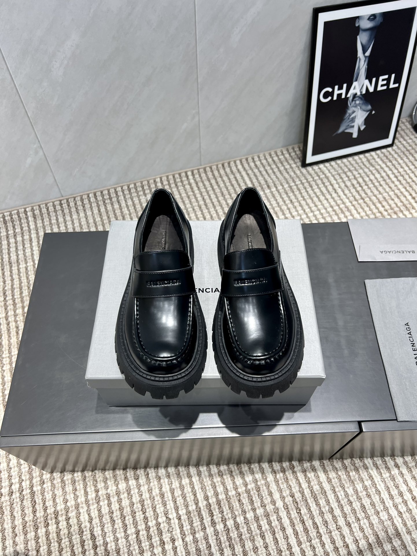 NO:543677,: No deduction 'Exclusive Top Version' BALENCIAG*Balencia*jia 2025vs Autumn new thick-soled loafers series... [Retro thick-soled loafers] Balencia has released retro loafers again this year!  The chubby big head is so cute!  The dark retro Roman loafers are really too thin and the return rate is huge!  The original disassembly is not only the material and the original, but also the small details are no different from zp!  Fabric: Original custom cowhide original custom metal fastener Inner: Original custom cowhide foot pad: Original custom sheepskin Outsole: Original open mold anti-slip sponge cake thick sole Packaging: Original full package Size: 35-39 (40 customization) Color: Official synchronous update, loafers, balenciaga, balenciaga, loafers, cowhide, sheepskin19860909:无扣款《独家顶级版本》  BALENCIAG*巴黎世*家2025vs秋季新款厚底乐福鞋系列……【复古厚底乐福鞋】 巴黎世家今年又出复古乐福鞋！胖嘟嘟大头这么可爱啊！黑暗系的复古罗马乐福鞋真的太显瘦了 回头率巨高！原版拆解不仅是材质和原版一样就连小细节都跟zp无区别！ 面料:原版定制牛皮原版定制金属扣件 内里:原版定制牛皮 垫脚:原版定制羊皮 大底:原版开模防滑松糕厚底 包装:原版全套包装 码数:35-39（40定制） 颜色:官方同步更新,乐福鞋,balenciaga,balenciaga,loafers,cowhide,sheepskin,Women's Shoes