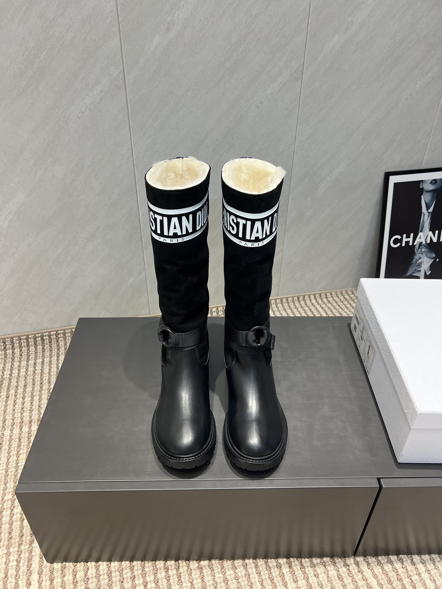 NO:543673,Leather Mauli 'Exclusive Top Version' DIO*R Dior 2025 vs Early Autumn Classic D-Major Series [Retro Round-toe Embossed High Boots] Original Replica, complete difference in details, new retro technology electric embroidery vane, eye-catching time, simple and versatile... Fabric original cowhide pressing logo craftsmanship inner lining original custom pure wool foot pad original custom pure wool large sole original mold opening combination large sole 35-39 (40.41 customization without return and exchange) Packaging original full set of packaging color official website synchronous update, boots, dior, dior, boots, cowhide19860909皮面毛里《独家顶级版本》 DIO*R迪奥2025vs早秋经典爆款D-Major系列【复古圆头压花高靴】 原版复刻,细节完全区别,全新复古科技电绣风向标,时间抢眼,简约百搭不平凡…… 面料原版牛皮压logo工艺 内里原版定制纯羊毛 垫脚原版定制纯羊毛 大底原版开模组合大底 码数35—39（40.41定制不退换） 包装原版全套包装 颜色官网同步更新,靴子,dior,dior,boots,cowhide,Women's Shoes