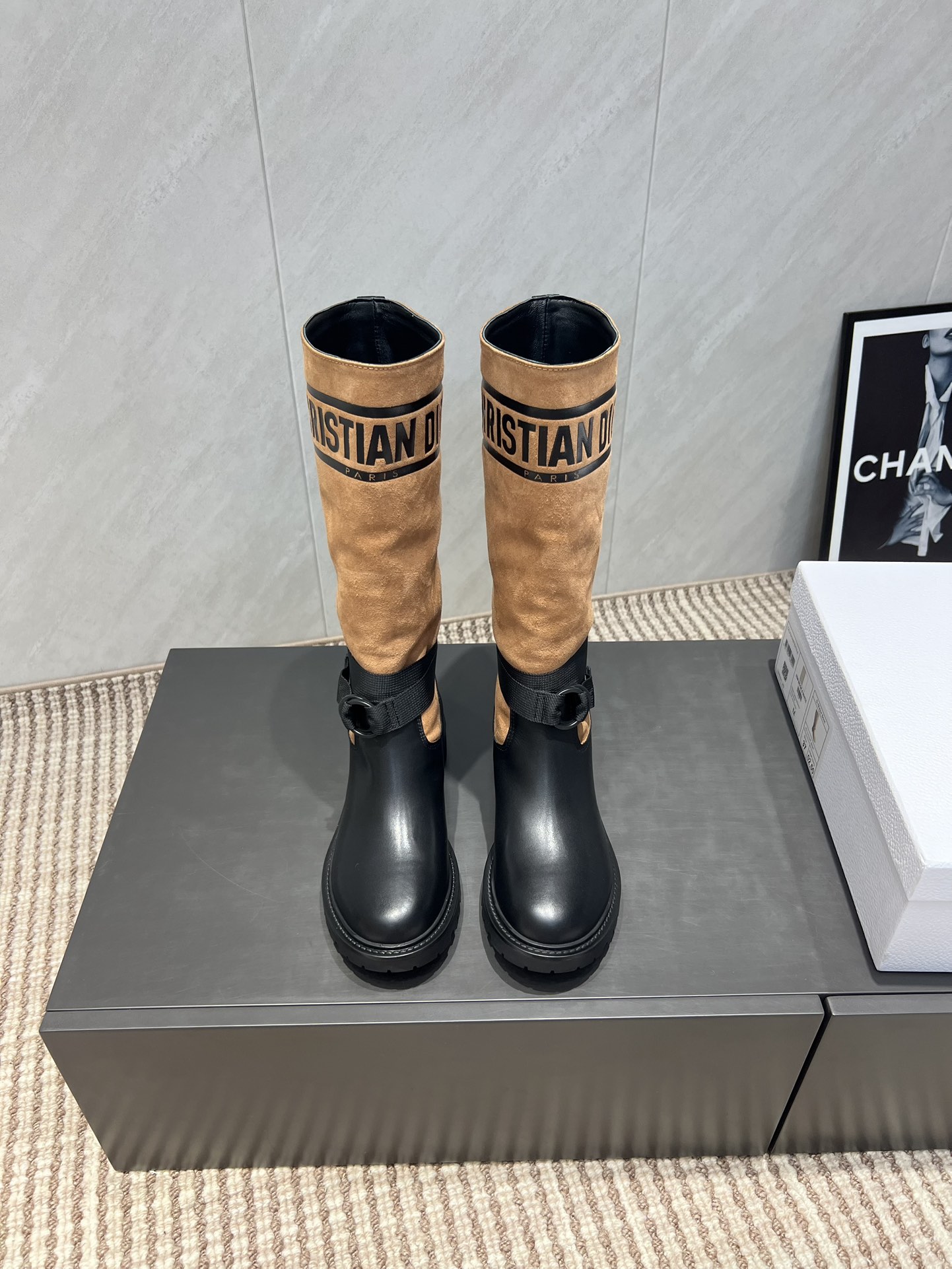 NO:543676,Leather Face Lily 'Exclusive Top Version' DIO*R Dior 2025 vs Early Autumn Classic D-Major Series [Retro Round-toe Embossed High Boots] Original Replica, complete difference in details, new retro technology electric embroidery vane, eye-catching time, simple and versatile... Fabric original cowhide pressing logo craftsmanship inner lily original custom sheepskin footbed original custom sheepskin large sole original mold opening combination large sole number 35-39 (40.41 customization without return and exchange) Packaging original full set of packaging color official website synchronous update, boots, dior, dior, boots, cowhide, sheepskin19860909皮面皮里《独家顶级版本》 DIO*R迪奥2025vs早秋经典爆款D-Major系列【复古圆头压花高靴】 原版复刻,细节完全区别,全新复古科技电绣风向标,时间抢眼,简约百搭不平凡…… 面料原版牛皮压logo工艺 内里原版定制羊皮 垫脚原版定制羊皮 大底原版开模组合大底 码数35—39（40.41定制不退换） 包装原版全套包装 颜色官网同步更新,靴子,dior,dior,boots,cowhide,sheepskin,Women's Shoes