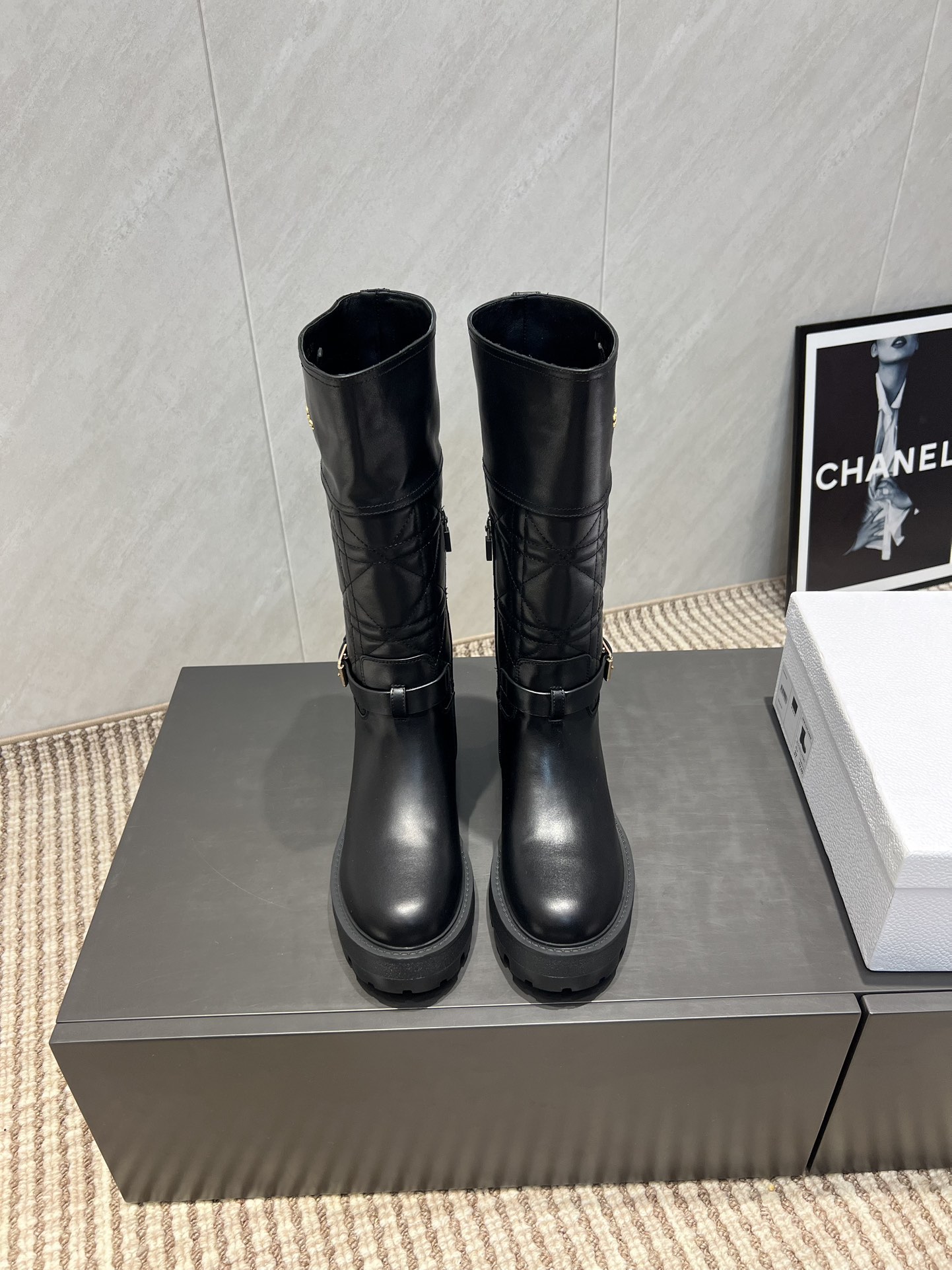 NO:543679,Leather surface 'Exclusive Top Version' DIO*R Dior 2025 vs Early Autumn classic D-Major series [Retro round-head electric embroidery high boots] Original replica, complete difference in details, new retro technology electric embroidery vane, eye-catching time, simple and versatile... Fabric original cowhide metal logo craftsmanship inner lining original custom sheepskin footbed original custom sheepskin large sole original open mold molding large sole number 35-39 (40.41 customization without return and exchange) Packaging original full set of packaging color official website synchronous update, boots, dior, dior, boots, cowhide, sheepskin19860909皮面《独家顶级版本》 DIO*R迪奥2025vs早秋经典爆款D-Major系列【复古圆头电绣高靴】 原版复刻,细节完全区别,全新复古科技电绣风向标,时间抢眼,简约百搭不平凡…… 面料原版牛皮金属logo工艺 内里原版定制羊皮 垫脚原版定制羊皮 大底原版开模成型大底 码数35—39（40.41定制不退换） 包装原版全套包装 颜色官网同步更新,靴子,dior,dior,boots,cowhide,sheepskin,Women's Shoes