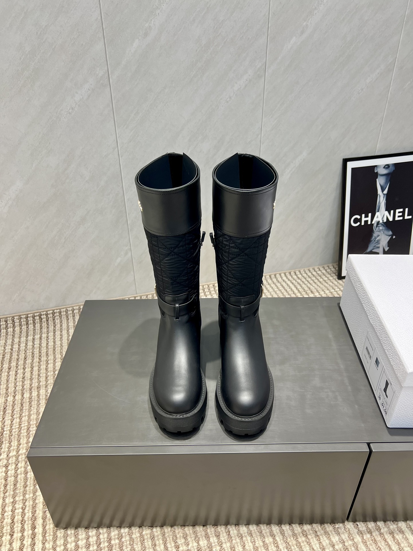 NO:543682,'Exclusive Top Version' DIO*R Dior 2025 vs Early Autumn Classic D-Major Series [Retro Round Head Electric Embroidery High Boots] Original Replica, complete difference in details, new retro technology electric embroidery vane, eye-catching time, simple and versatile... Fabric original cowhide custom fabric metal logo craftsmanship inner lining original custom sheepskin footbed original custom sheepskin large sole original open mold molding large sole number 35-39 (40.41 customization without return and exchange) Packaging original full set of packaging color official website synchronous update, boots, dior, dior, boots, cowhide, sheepskin19860909布面《独家顶级版本》 DIO*R迪奥2025vs早秋经典爆款D-Major系列【复古圆头电绣高靴】 原版复刻,细节完全区别,全新复古科技电绣风向标,时间抢眼,简约百搭不平凡…… 面料原版牛皮定制布料金属logo工艺 内里原版定制羊皮 垫脚原版定制羊皮 大底原版开模成型大底 码数35—39（40.41定制不退换） 包装原版全套包装 颜色官网同步更新,靴子,dior,dior,boots,cowhide,sheepskin,Women's Shoes