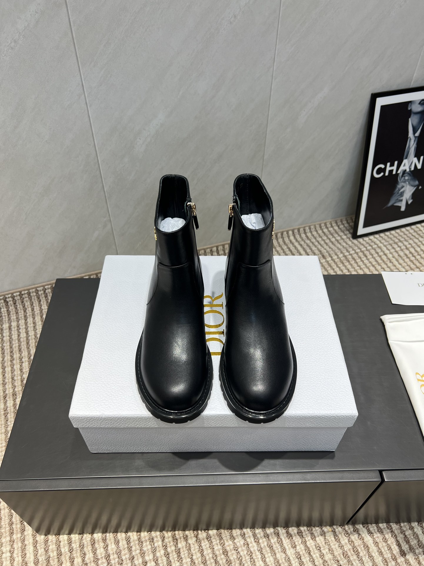 NO:543685,'Exclusive Top Version' DIO*R Dior 2025 vs Early Autumn Classic D-Major Series [Retro Round-toe Zipper Short Boots] Original Replica, complete difference in details, new retro technology electric embroidery vane, eye-catching time, simple and versatile... Fabric original cowhide metal logo craftsmanship inner lining original custom sheepskin footbed original custom sheepskin large sole original open mold molded large sole number 35-39 (40.41 customization without return and exchange) Packaging original full set of packaging color official website synchronous update, boots, dior, dior, boots, cowhide, sheepskin19860909《独家顶级版本》 DIO*R迪奥2025vs早秋经典爆款D-Major系列【复古圆头拉链短靴】 原版复刻,细节完全区别,全新复古科技电绣风向标,时间抢眼,简约百搭不平凡…… 面料原版牛皮金属logo工艺 内里原版定制羊皮 垫脚原版定制羊皮 大底原版开模成型大底 码数35—39（40.41定制不退换） 包装原版全套包装 颜色官网同步更新,靴子,dior,dior,boots,cowhide,sheepskin,Women's Shoes