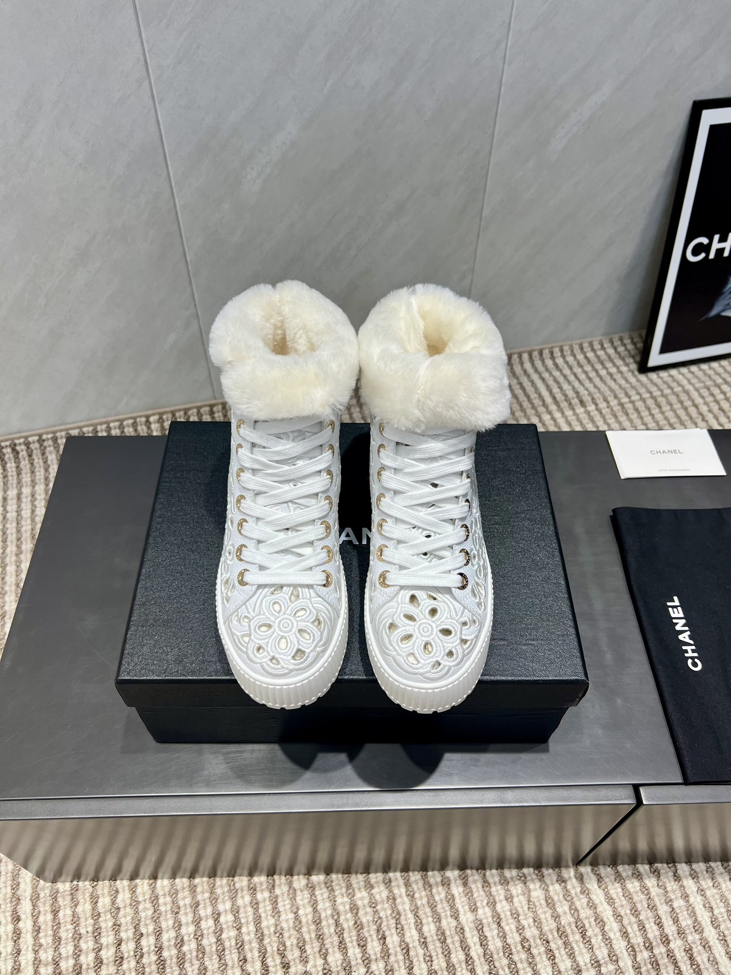 NO:543688,:Mauri 'Exclusive Top Version' CHANE* Xiangjia 2025vs Autumn and Winter New Boot Series... [Round toe hollow electric embroidered boots] The new model is on the shelves. This thick sole is very high in European and American street photography. Ins is also popular. The shoe last has been adjusted for a month and the overall smoothness of the line remains consistent with the original version. It is really charming. I believe that women with taste will like it. The CHANE*L series will never disappoint. The goddess' weapon... Fabric: Original custom cowhide electric embroidery process Inner: Original custom sheepskin (open to remove wool) Finger pad: Original custom sheepskin (removable wool) Outsole: Original rubber combination sole Sole Thickness: 3cm Size: 35-39 (40.41.42. Customized without return) Packaging: Original full set of packaging  Color: Official website synchronous update, boots, chanel, chanel, boots, cowhide, sheepskin19860909:毛里《独家顶级版本》 CHANE*香家2025vs秋冬新款靴子系列……【圆头镂空电绣短靴】 新款上架这款厚底在欧美街拍中出境率超高,ins也是火了一把,调鞋楦都调了一个月整体线条流畅性保持跟原版一致,真的太有魅力了,我相信有品味的女人会看上它,CHANE*L系列一向不会令人失望,女神的利器…… 面料:原版定制牛皮电绣工艺 内里:原版定制羊皮（开拆卸羊毛里） 垫脚:原版定制羊皮（可拆卸羊毛里） 大底:原版橡胶组合大底 底厚:3cm 码数:35-39（40.41.42.定做不退换） 包装:原版全套包装 颜色:官网同步更新,靴子,chanel,chanel,boots,cowhide,sheepskin,Women's Shoes