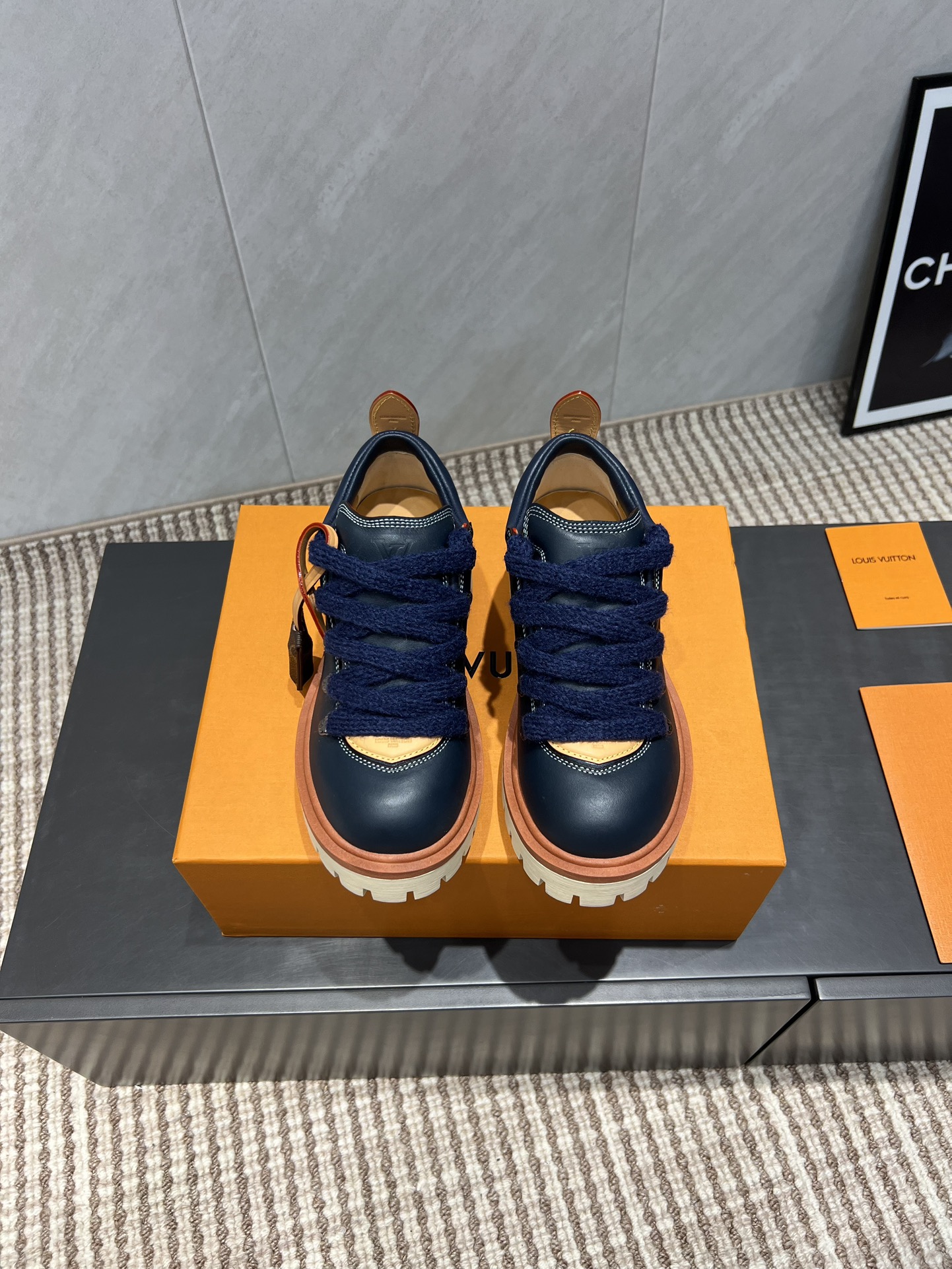 NO:543670,: Couples 'Top Exclusive First' [Big Head Thick-Soled Casual Shoes] 2025 New LV couples' same casual shoes, fashionable clothes on them. This Footprint Soccer sneaker was unveiled at the 2025 Spring and Summer Fashion Show. It is the first sneaker designed by Pharrell Williams with football shoes. The shoes are inspired by the sports trends that transcend generations and culture, echoing the theme of unity and participation of the 2025 Spring and Summer Fashion Show. The shoes are known for their smooth design, with dynamic IV Initials logo on the sides, and the tongue is embellished with Lvers United badges inspired by the football team, and the footprint rubber sole is decorated with a variety of Louis Vuitton logos. Fabric: Original custom cowhide Inner: Original custom sheepskin Fighting pad: Original sheepskin injection molding pad Outsole: Original open mold TPU combination sole Packaging: Original latest packaging Number of codes: 35-44 (female 41. male 45. Customized without return) Color: Official website synchronous update, louis vuitton, louis vuitton, versace, loafers, sneakers, cowhide, sheepskin19860909:情侣《顶级独家首发》【大头厚底休闲鞋】 2025年新款LV情侣同款休闲鞋,穿上就是时髦精 这款 Footprint Soccer 运动鞋于2025春夏系列时装展中亮相,是Pharrell Williams 首次以足球鞋为灵感设计的运动鞋.鞋款的灵感来自跨越世代和文化的运动潮流,呼应2025春夏系列时装展团结一致、全民参与的主题.鞋款以流丽的设计著称,侧面以富动感的IV Initials标志点缀,鞋舌缀有灵感来自足球队伍的Lvers United徽章,而脚掌纹橡胶鞋底饰有多款路易威登标志. 面料:原版定制牛皮 内里:原版定制羊皮 垫脚:原版羊皮注塑成型垫 大底:原版开模TPU组合大底 包装:原版最新包装 码数:35-44（女41.男45.定制不退换） 颜色:官网同步更新,乐福鞋,louis vuitton,louis vuitton,versace,loafers,sneakers,cowhide,sheepskin,Women's Shoes