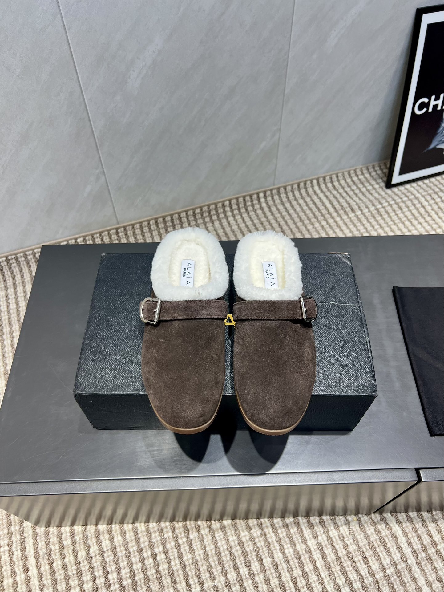 NO:543664,: Wool Shoes 'Exclusive Top Version' Niche ALAIA 2025 vs Early Autumn Latest Wool Shoes Series... [Round-toe, semi-flat flat wool shoes] ALAIA has another sexy side. With different styles, different styles can be easily controlled, whether jeans, suit pants, or pleated skirts, it can upgrade your outfit to fashion, elegance and excellence. Fabric: Original custom cowboy Lining: Original custom wool Foot: Original custom wool Outsole: Original open-molded rubber outsole  Code number: 36-39 (35.40.41.42 customization is non-returnable) Packaging: original full set of packaging Color: official website updated simultaneously, half-slip fur shoes, alaia, skirts, jeans, business suit19860909:毛鞋《独家顶级版本》  小众ALAIA 2025vs早秋最新毛鞋系列……【圆头半拖平底毛鞋】 阿莱娅还有另外性感的一面 配上不同款式,不同风格都能轻松驾驭,无论牛仔裤,西装裤,还是百褶裙,都能将你的穿搭提升到时尚,优雅和卓越之中 面料:原版定制牛猄 内里:原版定制羊毛 垫脚:原版定制羊毛 大底:原版开模橡胶大底 码数:36-39（35.40.41.42定制不退换） 包装:原版全套包装 颜色:官网同步更新,半拖毛毛鞋,alaia,skirts,jeans,business suit,Women's Shoes