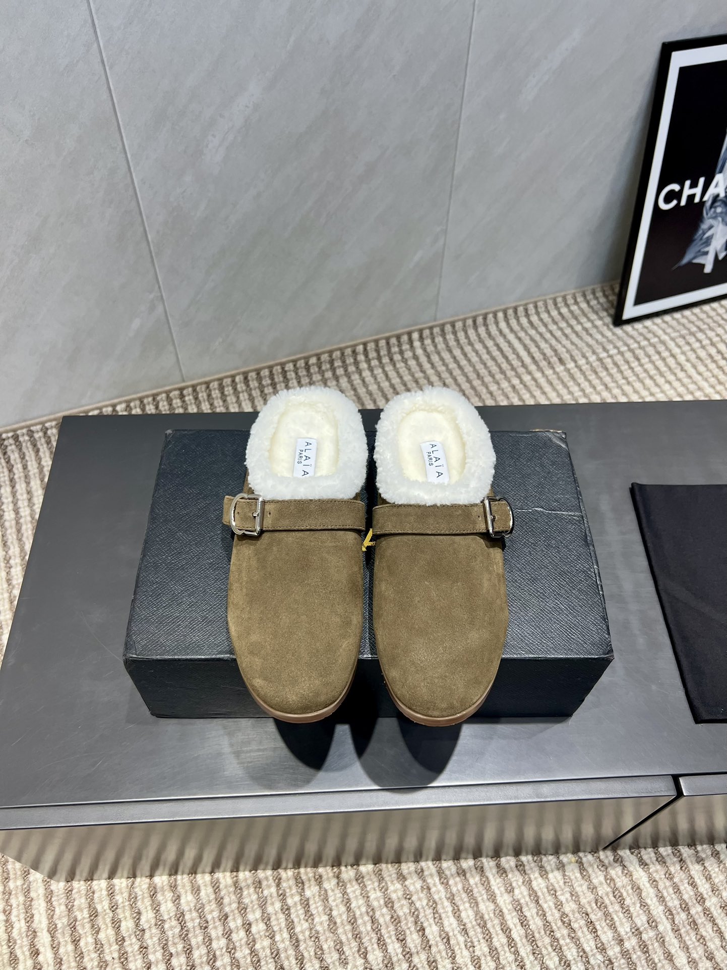 NO:543667,:Wool shoes 'Exclusive Top Version' Niche ALAIA 2025vs Early Autumn Latest Wool Shoes Series... [Round toe semi-tight flat-sole Wool shoes] Alaya has another sexy side. It can be easily controlled with different styles and styles. Whether it is jeans, suit pants, or pleated skirts, it can enhance your outfit to fashion, elegance and excellence... Fabric: Original custom jeans Inner: Original custom wool Foot pads: Original custom wool Outsole Outsole: Original open mold rubber outsole Size: 36-39 (35.40.41.42 Customized without return) Packaging: Original full package Color: Synchronous update of the official website, semi-touched froth shoes, alaia, skirts, jeans, business suit19860909:毛鞋《独家顶级版本》  小众ALAIA 2025vs早秋最新毛鞋系列……【圆头半拖平底毛鞋】 阿莱娅还有另外性感的一面 配上不同款式,不同风格都能轻松驾驭,无论牛仔裤,西装裤,还是百褶裙,都能将你的穿搭提升到时尚,优雅和卓越之中… 面料:原版定制牛猄 内里:原版定制羊毛 垫脚:原版定制羊毛 大底:原版开模橡胶大底 码数:36-39（35.40.41.42定制不退换） 包装:原版全套包装 颜色:官网同步更新,半拖毛毛鞋,alaia,skirts,jeans,business suit,Women's Shoes