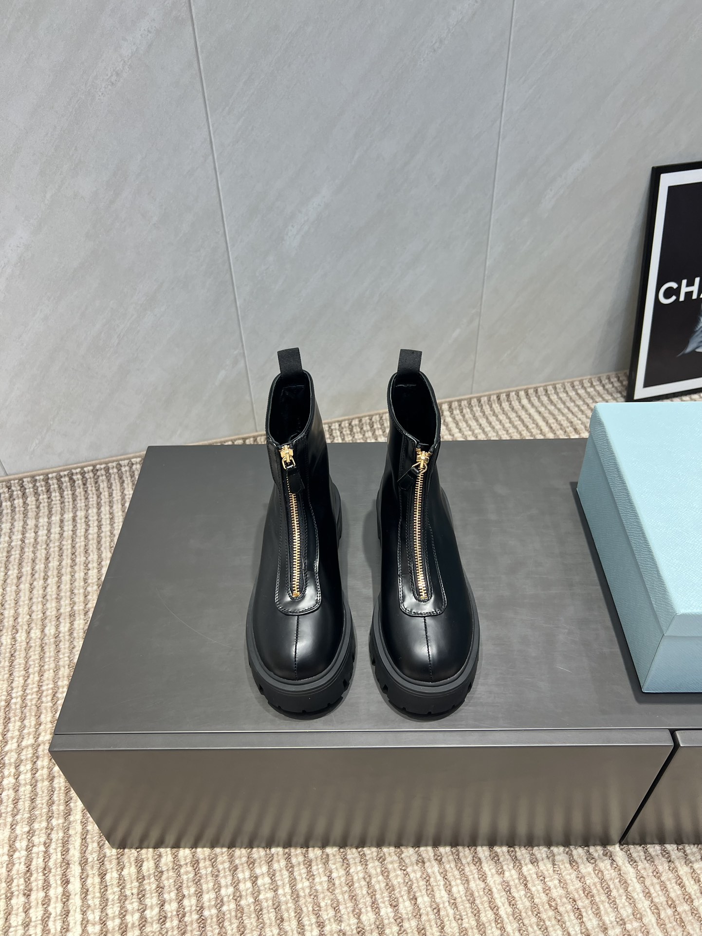 NO:543672,: 'Exclusive Top Version' PRAD*A2025vs Early Autumn New Boot Series... [Triangular zippered thick-soled boots] The new model is on the shelves. This thick sole has a very high outbound rate in European and American street photography. Ins has also become popular. The shoe last has been adjusted for a month and the overall smoothness of the line remains consistent with the original version. It is really charming. I believe that women with taste will like it. The PRAD*A series will never disappoint. The goddess' weapon... Fabric: original customized cowhide Inner: original customized sheepskin footprint: original customized sheepskin Outsole: original open mold combination heel height: 5cm Size: 35-39 (40.41.42. Customized without return) Packaging: original full package Color: official website synchronous update, boots snow boots, prada, boots, cowhide, sheepskin19860909:《独家顶级版本》 PRAD*A2025vs早秋新款靴子系列……【三角扣拉链厚底短靴】 新款上架这款厚底在欧美街拍中出境率超高,ins也是火了一把,调鞋楦都调了一个月整体线条流畅性保持跟原版一致,真的太有魅力了,我相信有品味的女人会看上它,PRAD*A系列一向不会令人失望,女神的利器…… 面料:原版定制牛皮 内里:原版定制羊皮 垫脚:原版定制羊皮 大底:原版开模组合大底 跟高:5cm 码数:35-39（40.41.42.定做不退换） 包装:原版全套包装 颜色:官网同步更新,靴子雪地靴,prada,boots,cowhide,sheepskin,Women's Shoes