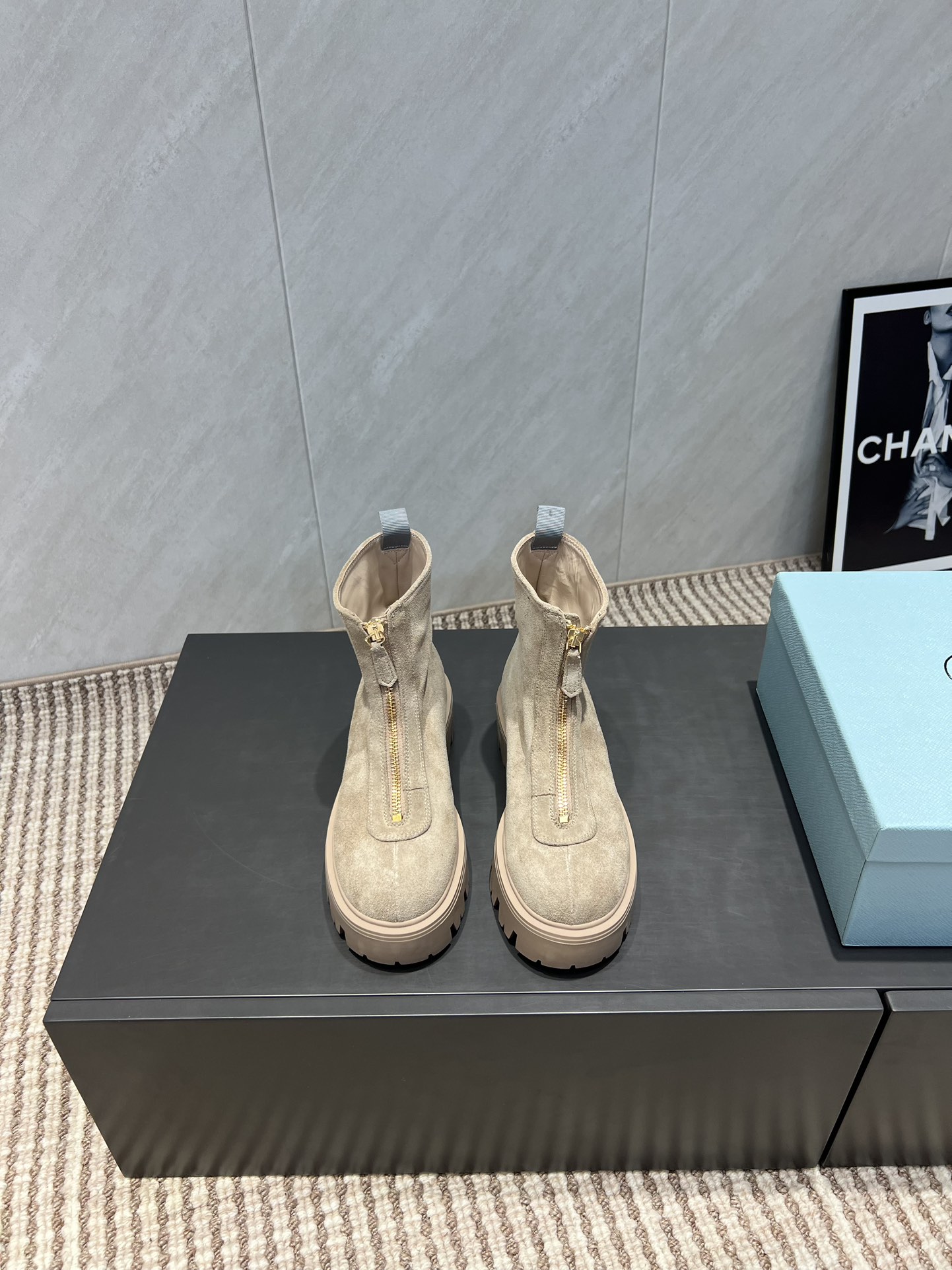 NO:543675,: 'Exclusive Top Version' PRAD*A2025vs Early Autumn New Boot Series... [Triangle Buckle Zipper Thick-soled Short Boots] The new model is on the shelves. This thick sole has a very high outbound rate in European and American street photography. Ins has also become popular. The shoe last has been adjusted for a month and the overall smoothness of the line remains consistent with the original version. It is really charming. I believe that women with taste will like it. The PRAD*A series will never disappoint. The goddess' weapon... Fabric: original custom oxen lining Inner: original custom sheepskin footprint: original custom sheepskin Outsole: original opening mold combination heel height: 5cm Size: 35-39 (40.41.42. Customized without return) Packaging: original full set of packaging Color: official website synchronous update, boots snow boots, prada, boots, sheepskin19860909:《独家顶级版本》 PRAD*A2025vs早秋新款靴子系列……【三角扣拉链厚底短靴】 新款上架这款厚底在欧美街拍中出境率超高,ins也是火了一把,调鞋楦都调了一个月整体线条流畅性保持跟原版一致,真的太有魅力了,我相信有品味的女人会看上它,PRAD*A系列一向不会令人失望,女神的利器…… 面料:原版定制牛猄 内里:原版定制羊皮 垫脚:原版定制羊皮 大底:原版开模组合大底 跟高:5cm 码数:35-39（40.41.42.定做不退换） 包装:原版全套包装 颜色:官网同步更新,靴子雪地靴,prada,boots,sheepskin,Women's Shoes