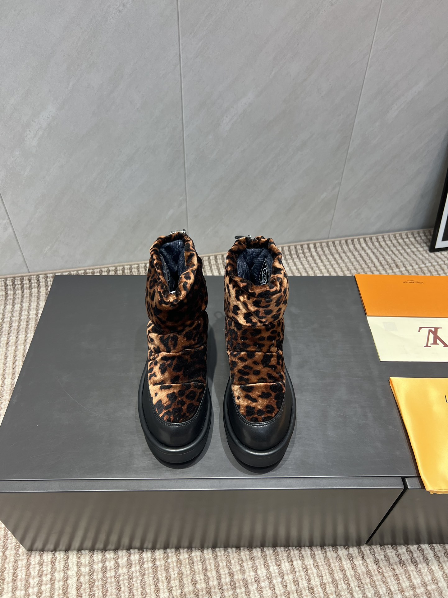 NO:534979,: 'Exclusive Top Version' Autumn and Winter L*V Louis Vuitton Donkey House 2025vs Autumn and Winter official website latest show snow boot series is on the market... [Round toe thick-soled down snow boots] The style of the super luxury subverts the design of traditional snow boots and makes a new interpretation of the concept of down. Personalized trends lead fashion... Fabric: Original custom leopard print velvet preschool leather Inner: Original custom imported filling pure down Floor pad: Original custom injection molding pad Outsole: Original open mold rubber foamed sole Packaging: Original full set of packaging Number: 35-39 (40.41.42 customization without return and exchange) Color: Official website synchronous update, snow boots, louis vuitton, louis vuitton, louis vuitton, louis vuitton, boots, down jacket19860909:《独家顶级版本》 秋冬L*V路易威登驴家2025vs秋冬官网最新走秀雪地靴系列火爆上市……【圆头厚底羽绒雪地靴】 超级豪刊的款式颠覆了传统雪地靴的设计 将羽绒的概念进行了全新的演绎 个性潮流 引领时尚…… 面料:原版定制豹纹绒布老花皮料 内里:原版定制进口填充纯羽绒 垫脚:原版定制注塑成型垫 大底:原版开模橡胶发泡大底 包装:原版全套包装 码数:35-39（40.41.42定制不退换） 颜色:官网同步更新,雪地靴,louis vuitton,louis vuitton,louis vuitton,boots,down jacket,Women's Shoes