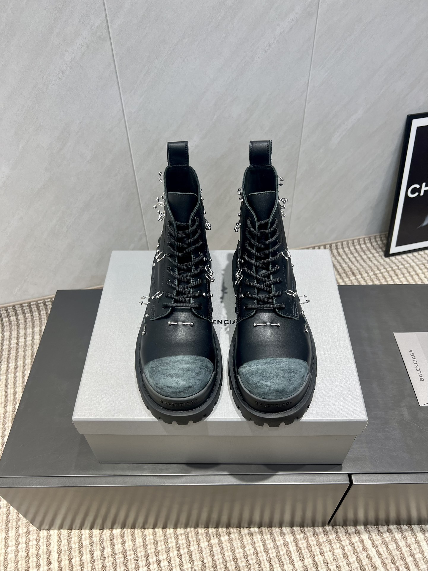 NO:543678,: Couple string button 'Exclusive Top Version' BALENCIAG*Balencia*jia 2025vs Autumn and Winter Couple New Boot Series... [Couple Retro Stitch Short Boots] Balenciaga is out again this year!  The chubby big head is so cute!  The dark retro Roman boots are really slimming, and the return rate is huge!  The original disassembly is not only the material and the original, but also the small details are no different from zp!  Fabric: Original custom cowhide buckle craftsmanship Inner: Original custom cowhide foot pad: Original custom sheepskin Outsole: Original open mold anti-slip sponge cake thick sole Packaging: Original full set of packaging Number of codes: 35-44 (female 41. male 45.46. customized) Color: Official synchronous update, boots, snow boots, balenciaga, balenciaga, boots, cowhide, sheepskin19860909:情侣串扣款《独家顶级版本》 BALENCIAG*巴黎世*家2025vs秋冬情侣新款靴子系列……【情侣复古串扣短靴】 巴黎世家今年又出战靴！胖嘟嘟大头这么可爱啊！黑暗系的复古罗马靴真的太显瘦了 回头率巨高！原版拆解不仅是材质和原版一样就连小细节都跟zp无区别！ 面料:原版定制牛皮串扣工艺 内里:原版定制牛皮 垫脚:原版定制羊皮 大底:原版开模防滑松糕厚底 包装:原版全套包装 码数:35-44（女41.男45.46.定制） 颜色:官方同步更新,靴子雪地靴,balenciaga,balenciaga,boots,cowhide,sheepskin,Women's Shoes