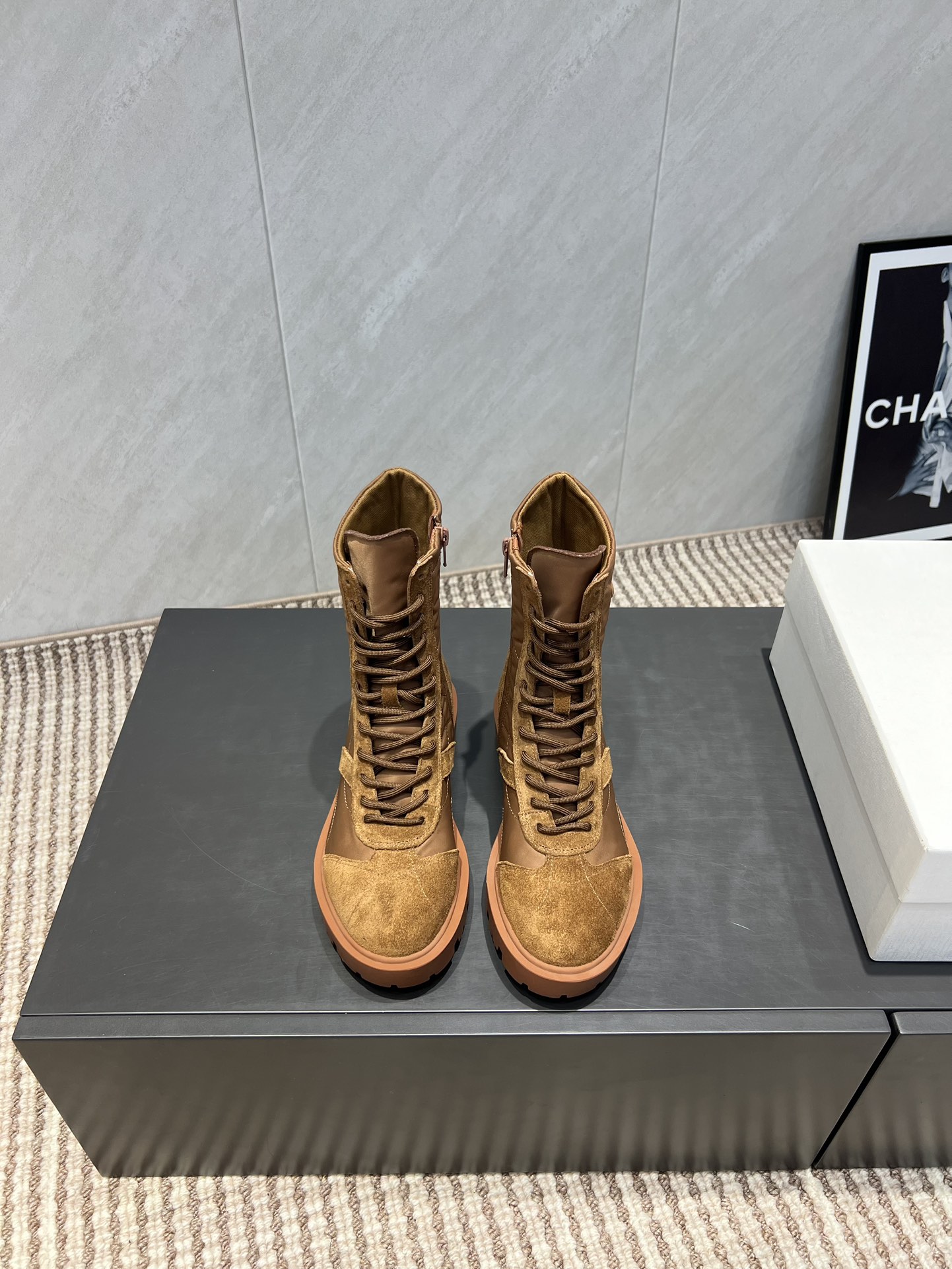 NO:543687,: 'Exclusive Top Version' CELIN*Sai*Lin 2025vs Early Autumn Latest Martin Boot Series... [Round toe strap short boots] Lisa's same super hot retro Arc de Triomphe sponge cake thick-soled strap Martin Boots!  The most popular series of spring and summer 23, popular models for celebrities, low-key and simple design, wool embellishment on the upper, cute shape with a bit of retro flavor, slim and lightweight on the upper, and 5cm sole is also easy to walk without pressure, and it is not picky at all. No matter what you match it, you can easily control it... Fabric: Original custom beef zipper custom high-density waterproof fabric Inner: Original custom high-density fabric Foot pad: Original custom cowhide Outsole Outsole: Original open molded sole Heel height: 3cm Packaging: Original full package Size: 35-39 (40. Customized without return) Color: Official website synchronized 2 colors, boots, snow boots, celine, boots, cowhide19860909:《独家顶级版本》 CELIN*赛*琳2025vs早秋最新爆款马丁靴系列……【圆头绑带短靴】 lisa同款超火复古凯旋门松糕厚底绑带马丁靴！ 23春夏最爆款系列,各大明星网红热卖款,低调简约的设计,鞋面拼接羊毛的点缀,可爱的造型带点复古的味道,上脚显瘦轻便,而且5cm鞋底增高同时走路轻松无压力还一点都不挑人,无论搭配什么都可以轻松驾驭…… 面料:原版定制牛猄定制高密度防水布料 内里:原版定制高密度布料 垫脚:原版定制牛皮 大底:原版开模成型底 跟高:3cm 包装:原版全套包装 码数: 35-39（40.定制不退换） 颜色:官网同步2色出,靴子雪地靴,celine,boots,cowhide,Women's Shoes