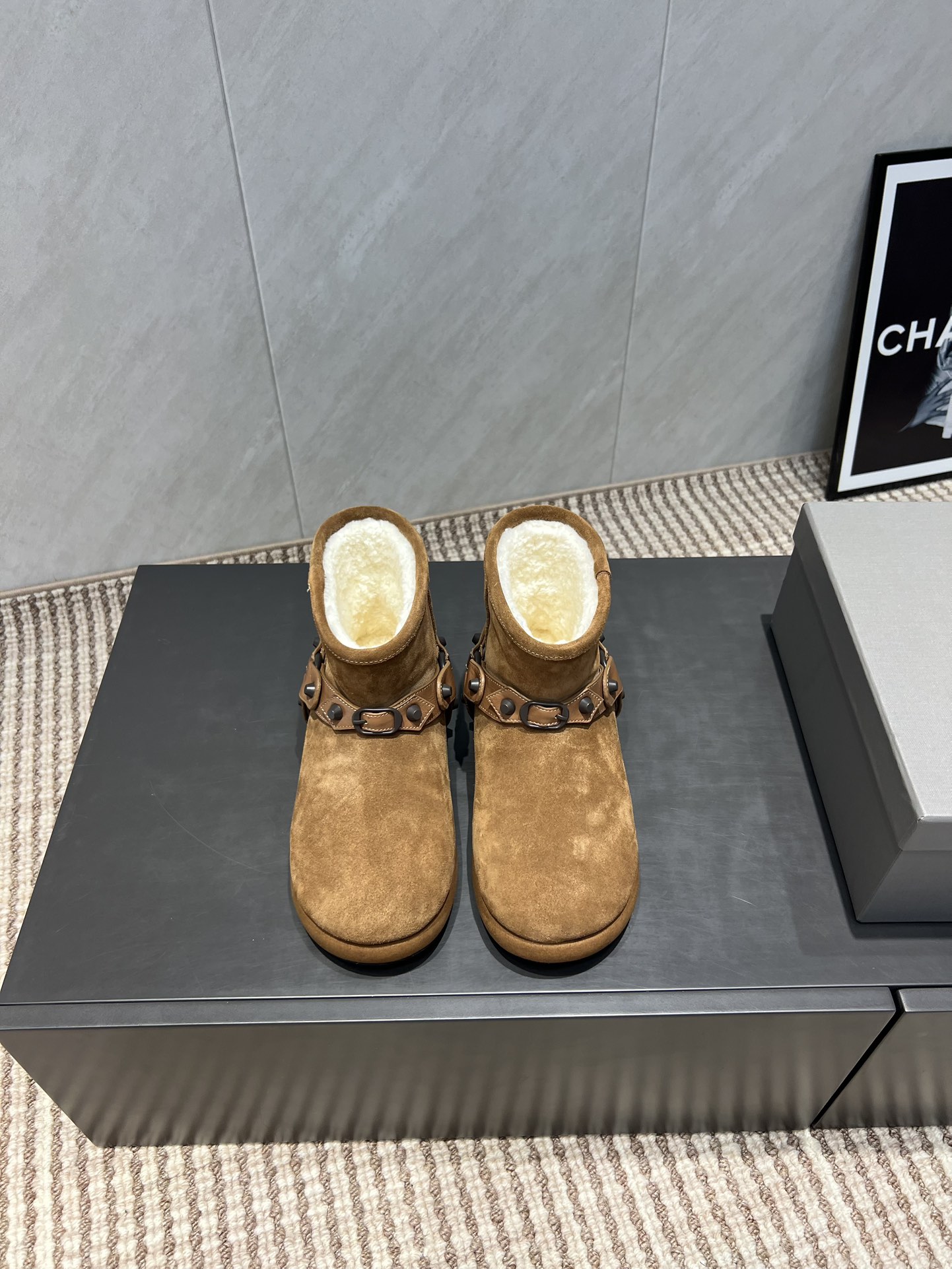 NO:543661,: 'Exclusive Top Version' BALENCIAG*Balenciaga vs Autumn and Winter Snow Boots Series... [Round toe horizontal buckle snow boots] Balenciaga has released snow boots again this year!  Chow Dudu is so cute!  The dark snow boots are really slimming, and the return rate is very high!  The original disassembly is not only the material and the original, but also the small details are no different from zp!  Fabric: Original custom beef lining Inner: Original custom pure wool Foot pad: Original custom pure wool Outsole: Original mold opening non-slip sole Packaging: Original full package Number of codes: 35-39 (40 custom made without return and exchange) Color: Official synchronous update, boots, snow boots, balenciaga, balenciaga, boots19860909:《独家顶级版本》 BALENCIAG*巴黎世*家vs秋冬雪地靴系列……【圆头横带扣雪地短靴】 巴黎世家今年又出雪地靴！胖嘟嘟这么可爱啊！黑暗系的雪地靴真的太显瘦了 回头率巨高！原版拆解不仅是材质和原版一样就连小细节都跟zp无区别！ 面料:原版定制牛猄 内里:原版定制纯羊毛 垫脚:原版定制纯羊毛 大底:原版开模防滑大底 包装:原版全套包装 码数:35-39（40定做不退换） 颜色:官方同步更新,靴子雪地靴,balenciaga,balenciaga,boots,Women's Shoes