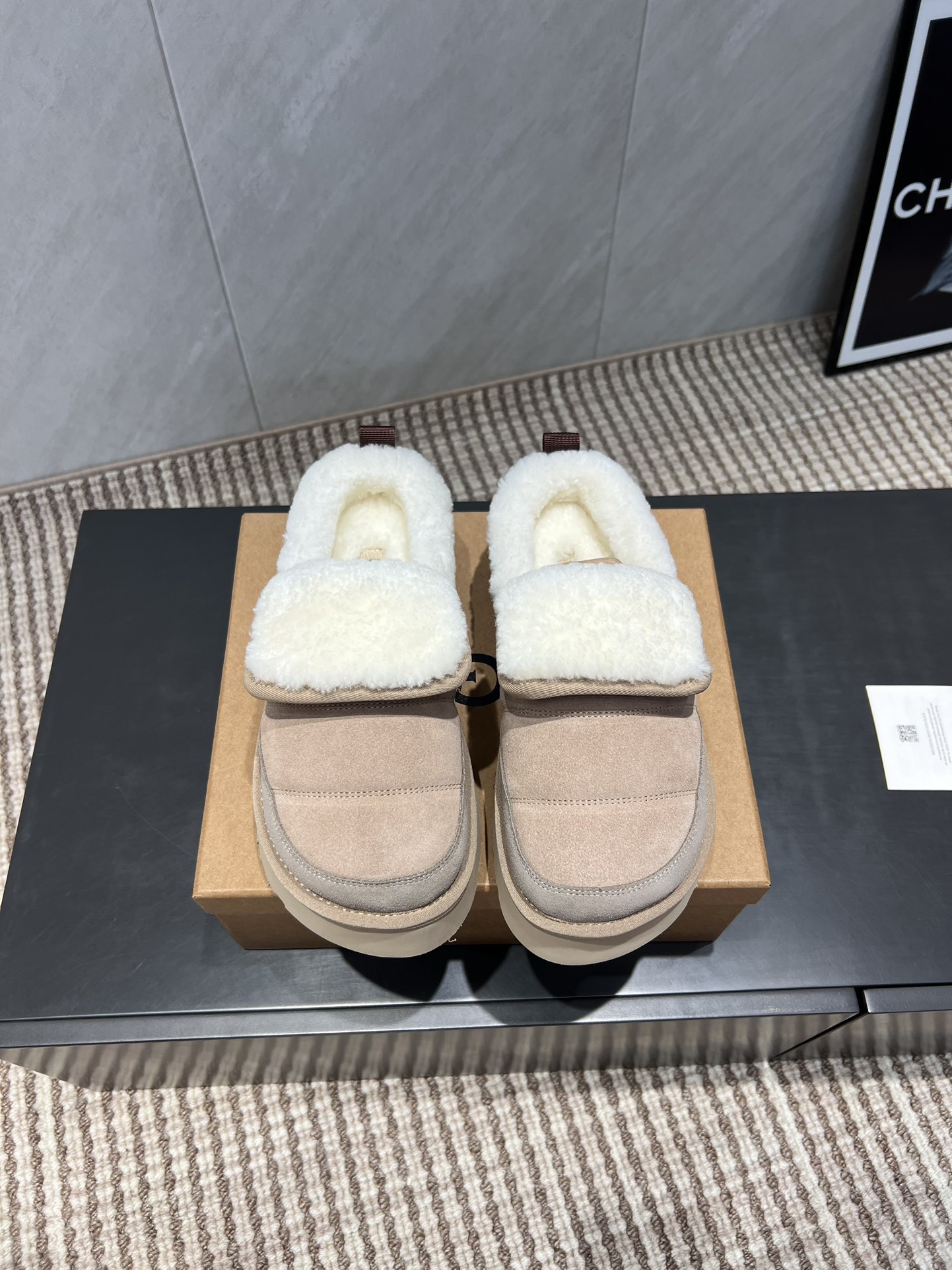 NO:543655,: Thick-soled model 'Exclusive Top Version' UGG~25vs Fall and Winter hot-soled sponge cake thick-soled casual fur shoes series... [Round toe flap thick-soled fur shoes] A shoe that won't be the same dress, a simple partition design with spotted outsole, silk curls on the upper, a must-have for autumn and winter, no matter what pants and skirts can be controlled, it is very comfortable and beautiful to put on the feet... Fabric: Original custom wool Inner: Original custom wool Foaming outsole: Original open mold EVA foam sole Size: 35-39 (40 customization without return and exchange) Packaging: Original full package Color: Synchronous update of the official website, semi-drag fur shoes, skirts, real silk19860909:厚底款《独家顶级版本》 UGG~25vs秋冬爆款松糕厚底休闲毛鞋系列……【圆头翻盖厚底毛鞋】 一款不会撞衫的鞋子、简约的隔板设计上斑点的大底、鞋面真丝卷毛、秋冬季必备款、无论什么裤子裙子都能驾驭、上脚非常舒适好看…… 面料:原版定制牛猄 内里:原版定制羊毛 垫脚:原版定制羊毛 大底:原版开模EVA发泡底 码数:35-39（40定制不退换） 包装:原版全套包装 颜色:官网同步更新,半拖毛毛鞋,skirts,real silk,Women's Shoes