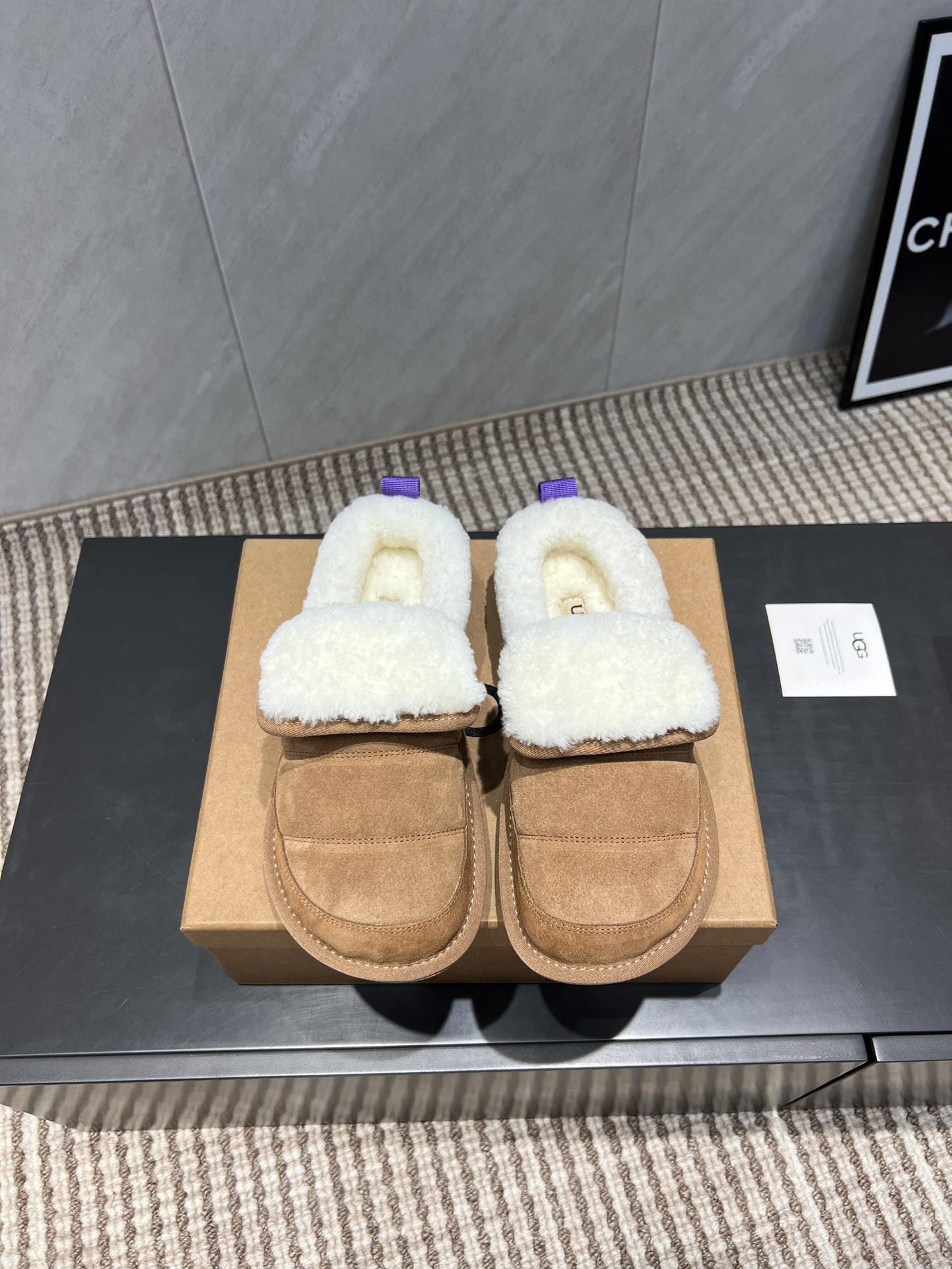 NO:543657,: Thin-soled model 'Exclusive Top Version' UGG~25vs Fall and Winter hot-soled sponge cake thick-soled casual fur shoes series... [Round toe flap thick-soled fur shoes] A shoe that won't be the same as you wear, a simple partition design with spotted outsole, silk curls on the upper, a must-have for autumn and winter, no matter what pants and skirts can be controlled, it is very comfortable and beautiful on the feet... Fabric: Original custom jewel Inner: Original custom wool Foot pad: Original custom wool Outsole: Original open mold rubber foam sole Size: 35-39 (40 customization without return and exchange) Packaging: Original full package Color: Synchronous update of the official website, semi-drag fur shoes, skirts, real silk19860909:薄底款《独家顶级版本》 UGG~25vs秋冬爆款松糕厚底休闲毛鞋系列……【圆头翻盖厚底毛鞋】 一款不会撞衫的鞋子、简约的隔板设计上斑点的大底、鞋面真丝卷毛、秋冬季必备款、无论什么裤子裙子都能驾驭、上脚非常舒适好看…… 面料:原版定制牛猄 内里:原版定制羊毛 垫脚:原版定制羊毛 大底:原版开模橡胶发泡底 码数:35-39（40定制不退换） 包装:原版全套包装 颜色:官网同步更新,半拖毛毛鞋,skirts,real silk,Women's Shoes