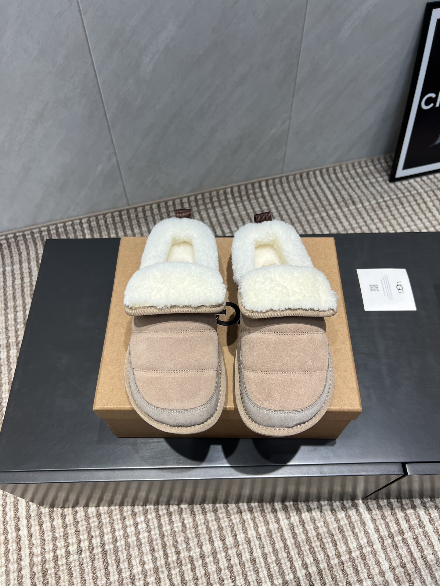 NO:543659,: Thick-soled model 'Exclusive top version' UGG ~ 25 vs autumn and winter popular platform platform thick-soled casual wool shoes series... [Round toe flip thick-soled wool shoes] A shoe that will not clash with shirts, simple partition design with spotted outsole, silk curly upper, a must-have for autumn and winter, can be worn with any pants or skirt, very comfortable and good-looking on the feet... Fabric: Original custom-made cow lining: Original custom-made wool Feet: Original custom-made wool  Outsole: original molded EVA foam sole Code number: 35-39 (40 customization is non-returnable) Packaging: original full set of packaging Color: official website updated simultaneously, semi-muffled fur shoes, skirts, real silk19860909:厚底款《独家顶级版本》 UGG~25vs秋冬爆款松糕厚底休闲毛鞋系列……【圆头翻盖厚底毛鞋】 一款不会撞衫的鞋子、简约的隔板设计上斑点的大底、鞋面真丝卷毛、秋冬季必备款、无论什么裤子裙子都能驾驭、上脚非常舒适好看…… 面料:原版定制牛猄 内里:原版定制羊毛 垫脚:原版定制羊毛 大底:原版开模EVA发泡底 码数:35-39（40定制不退换） 包装:原版全套包装 颜色:官网同步更新,半拖毛毛鞋,skirts,real silk,Women's Shoes