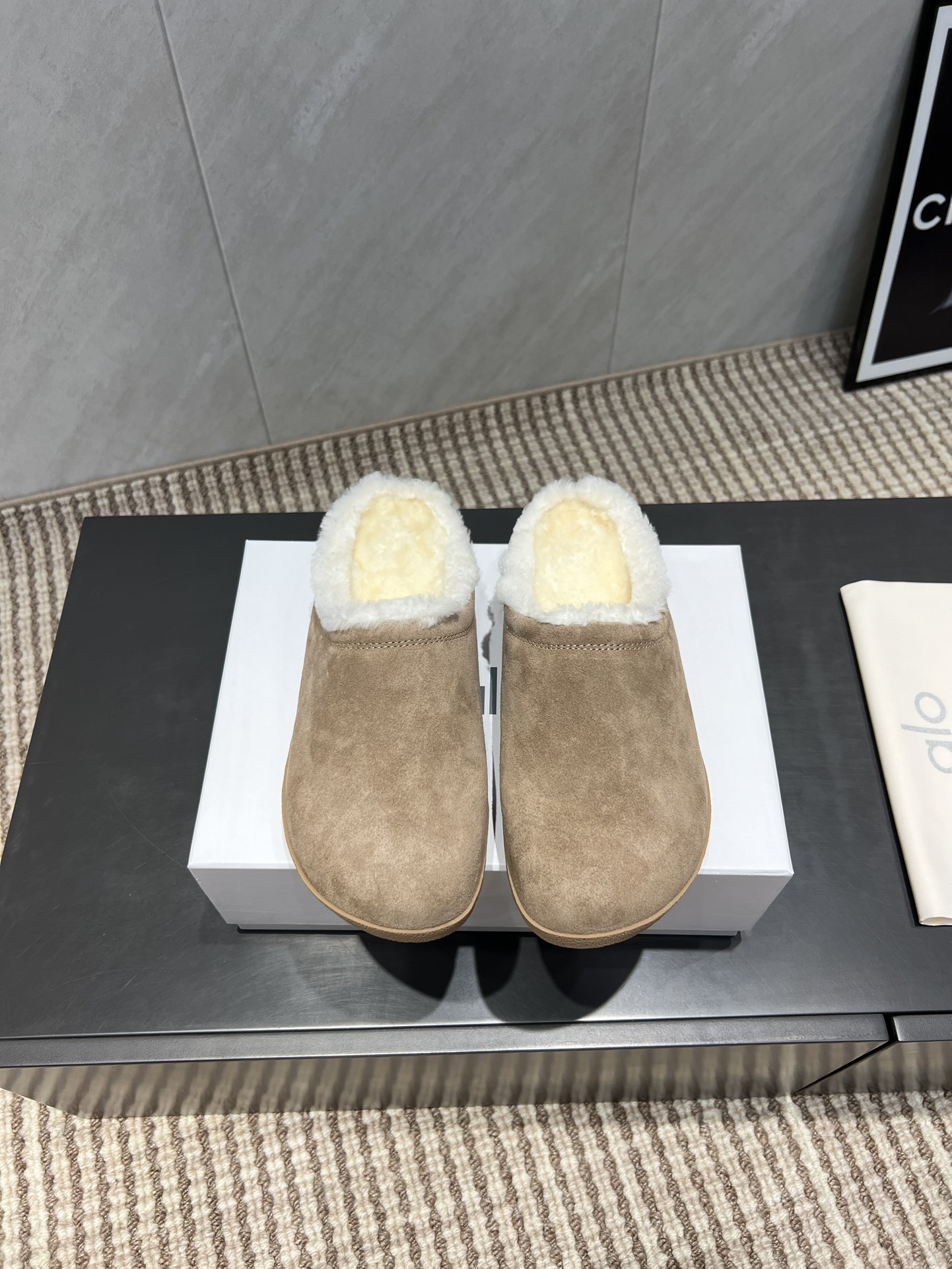 NO:543660,: 'Exclusive Top Version' Alo Yoga niche trendy brand 25vs autumn new wool shoes series... [Round toe semi-dragged wool shoes] The original version is one to one to create comfort and wrapping. It is full of personality and easy to control the matching of various styles of clothes... Fabric original customized beef silhouette, inner lining original customized pure wool, foot pad original customized pure wool, large sole original open mold rubber molded bottom, bottom thickness 1.5cm, original packaging, complete set of sizes, 35-39 (40 size customization, no return and exchange) The color official website is updated simultaneously, semi-dragged wool shoes19860909: 《独家顶级版本》 Alo Yoga小众潮牌25vs秋季新款毛鞋系列……【圆头半拖毛鞋】 原版一比一打造舒适度、包裹性都比较好.个性十足,很好驾驭各种风格衣服搭配…… 面料原版定制牛猄 内里原版定制纯羊毛 垫脚原版定制纯羊毛 大底原版开模橡胶成型底 底厚1.5cm 包装原版全套包装, 码数35-39（40码定制不退换） 颜色官网同步更新,半拖毛毛鞋,Women's Shoes