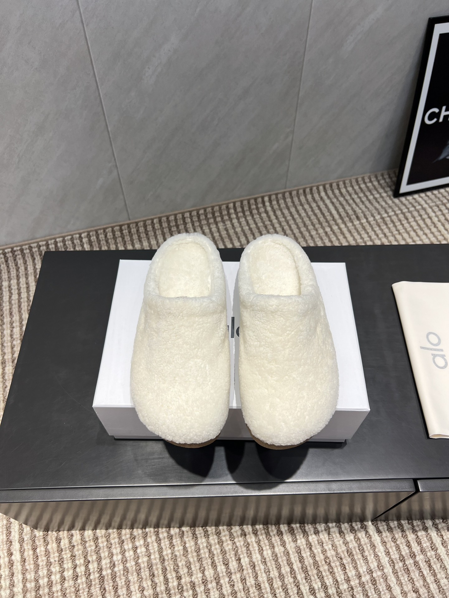 NO:543663,: 'Exclusive Top Version' Alo Yoga niche trendy brand 25vs autumn new wool shoes series... [Round toe semi-drag shoes] The original version creates comfort and wrapping quality one to one. It is full of personality and easy to control the matching of various styles of clothes... Fabric original customized pure wool, inner lining original customized pure wool, foot pad original customized pure wool, large sole original open mold rubber molded bottom, bottom thickness 1.5cm, original packaging, complete set of sizes, 35-39 (40 size customization, no return and exchange) The color official website is updated simultaneously, semi-dragged wool shoes19860909: 《独家顶级版本》 Alo Yoga小众潮牌25vs秋季新款毛鞋系列……【圆头半拖毛鞋】 原版一比一打造舒适度、包裹性都比较好.个性十足,很好驾驭各种风格衣服搭配…… 面料原版定制纯羊毛 内里原版定制纯羊毛 垫脚原版定制纯羊毛 大底原版开模橡胶成型底 底厚1.5cm 包装原版全套包装, 码数35-39（40码定制不退换） 颜色官网同步更新,半拖毛毛鞋,Women's Shoes