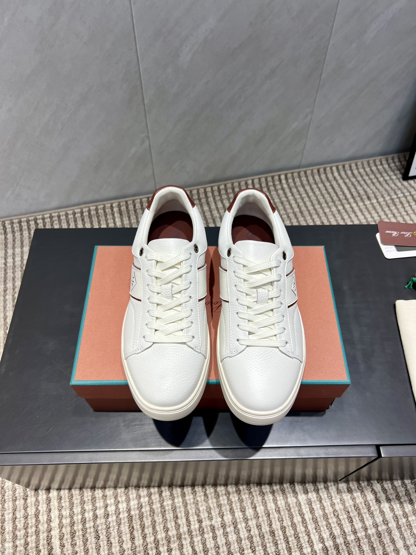 NO:543649,: Men's 'Exclusive Top Version' Lor*Pian*25vs autumn latest men's casual shoes series... [Men's retro moral training casual shoes] - Italian high-end brand Loro Piana was founded on April 24, 194. It is the top luxury brand in Italy. It started with cashmere. From Italy, it pursues quality and handicrafts, integrating innovative technology with traditional Italian style. This brand has always been low-key, but it should also be considered a dad-level existence in luxury goods!  Fabric: Original custom cowhide Inner: Customized water dyed cowhide Foot pad: Customized water dyed cowhide Outsole: Original wear-resistant high elastic cowhide Outsole Size: Male 39-44 (Male 38.45.46. Customized without return) Packaging: Comprehensive upgraded packaging Color: Synchronous update of official website, casual shoes/sports shoes, loro piano, sneakers, cowhide19860909:男款《独家顶级版本》 Lor*Pian*25vs秋季最新男款休闲鞋系列……【男士复古德训休闲鞋】 ——意大利高级品牌Loro Piana创立于194月24日,是意大利顶级奢侈品牌,以羊绒起家, 来自意大利的它追求质量和手工,融创新技术与意大利传统风格为一体.这个牌子一直很低调,但是在奢侈品里应该也算是爸爸级的存在！ 面料:原版定制牛皮 内里:定制水染牛皮 垫脚:定制水染牛皮 大底:原版耐磨高弹牛筋大底 码数:男39-44（男38.45.46.定制不退换） 包装:全面升级包装 颜色:官网同步更新,休闲鞋/运动鞋,loro piana,sneakers,cowhide,Women's Shoes