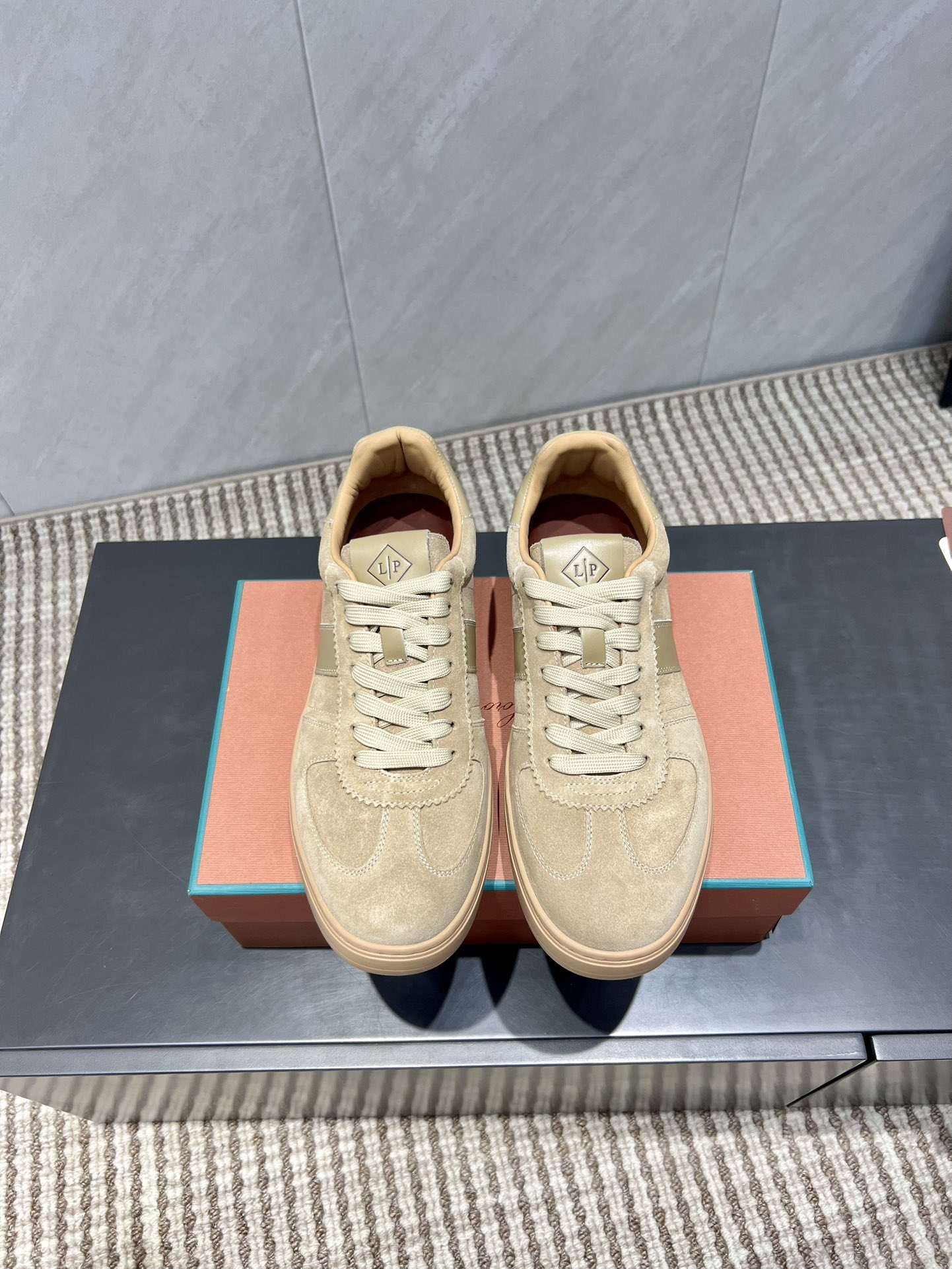 NO:543651,: Men's 'Exclusive Top Version' Lor*Pian*25vs autumn latest men's casual shoes series... [Men's retro moral training casual shoes] - Italian high-end brand Loro Piana was founded on April 24, 194. It is the top luxury brand in Italy. It started with cashmere. From Italy, it pursues quality and handicrafts, integrating innovative technology with traditional Italian style. This brand has always been low-key, but it should also be considered a dad-level existence in luxury goods!  Fabric: Original custom beef silhouette Inner: Customized water-dyed cowhide Foot pad: Customized water-dyed cowhide Outsole: Original wear-resistant high elastic cowhide Outsole Size: Male 39-44 (Male 38.45.46. Customized without return) Packaging: Comprehensive upgraded packaging Color: Synchronous update of official website, casual shoes/sports shoes, loro piano, sneakers, cowhide19860909:男款《独家顶级版本》 Lor*Pian*25vs秋季最新男款休闲鞋系列……【男士复古德训休闲鞋】 ——意大利高级品牌Loro Piana创立于194月24日,是意大利顶级奢侈品牌,以羊绒起家, 来自意大利的它追求质量和手工,融创新技术与意大利传统风格为一体.这个牌子一直很低调,但是在奢侈品里应该也算是爸爸级的存在！ 面料:原版定制牛猄 内里:定制水染牛皮 垫脚:定制水染牛皮 大底:原版耐磨高弹牛筋大底 码数:男39-44（男38.45.46.定制不退换） 包装:全面升级包装 颜色:官网同步更新,休闲鞋/运动鞋,loro piana,sneakers,cowhide,Women's Shoes