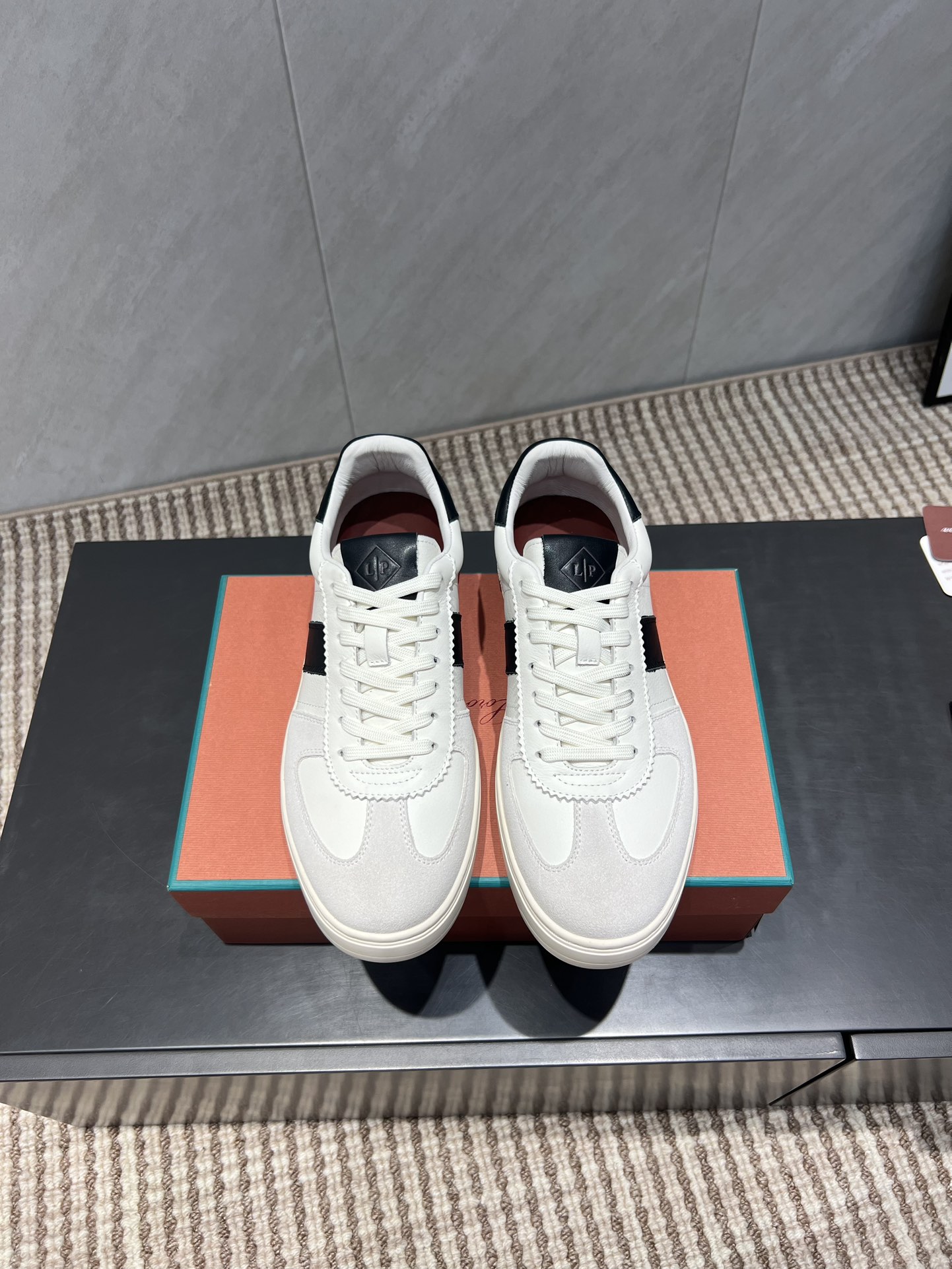 NO:543653,: Men's 'Exclusive Top Version' Lor*Pian*25 vs the latest men's casual shoe series in autumn... [Men's Retro Moral Casual Shoes] - Italian high-end brand Loro Piana was founded on April 24, 2019. It is Italy's top luxury brand, started with cashmere. It comes from Italy and pursues quality and craftsmanship, integrating innovative technology and Italian traditional style. This brand has always been very low-key, but it should be considered a dad-level presence in luxury goods!  Fabric: Original customized cowhide Lining: Customized water-dyed cowhide Foot pads: Customized water-dyed cowhide Outsole: Original wear-resistant high-elastic beef tendon outsole Size: Male 39-44 (Male 38.45.46. Customized and non-returnable) Packaging: Fully upgraded packaging Color: Official website updated simultaneously, casual shoes/sports shoes, loro piana, sneakers, cowhide19860909:男款《独家顶级版本》 Lor*Pian*25vs秋季最新男款休闲鞋系列……【男士复古德训休闲鞋】 ——意大利高级品牌Loro Piana创立于194月24日,是意大利顶级奢侈品牌,以羊绒起家, 来自意大利的它追求质量和手工,融创新技术与意大利传统风格为一体.这个牌子一直很低调,但是在奢侈品里应该也算是爸爸级的存在！ 面料:原版定制牛皮 内里:定制水染牛皮 垫脚:定制水染牛皮 大底:原版耐磨高弹牛筋大底 码数:男39-44（男38.45.46.定制不退换） 包装:全面升级包装 颜色:官网同步更新,休闲鞋/运动鞋,loro piana,sneakers,cowhide,Women's Shoes