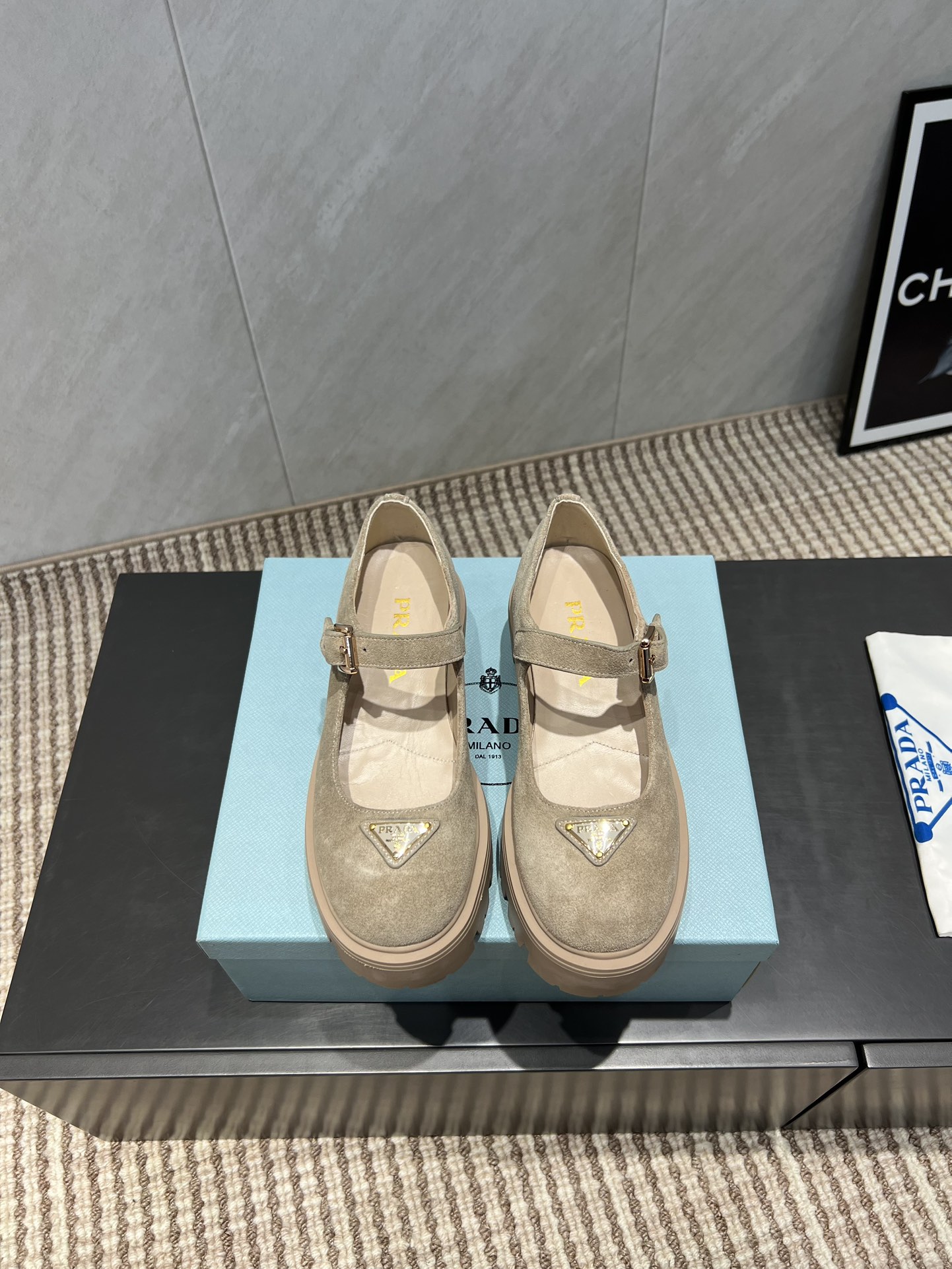 NO:543647,'Exclusive Top Version' PRAD*A~2025vs early autumn classic sponge cake thick-soled casual single shoes... Liu Wen has many internet celebrities on her feet. Prada's thick-soled shoes are very popular this year. They are both casual and not mistaken when worn (increasing height). The refreshing performance is enough to express the control of every detail of the shoes... Fabric original custom beef silhouette, inner lining original custom sheepskin footbed original custom sheepskin, large sole original mold foamed sole, heel height 5cm, packaging original full set of packaging, size 35-39 (40.41.42 customization without return and exchange) Official color update, Mary Zhen, prada, mary jane, sheepskin19860909《独家顶级版本》 PRAD*A~2025vs早秋经典松糕厚底休闲单鞋… 刘雯众多网红上脚,prada这款松糕厚底鞋今年非常爆,穿上（增高）休闲两不失误,清爽的表现足以表达对鞋子的个个细节的把控…… 面料原版定制牛猄 内里原版定制羊皮 垫脚原版定制羊皮 大底原版开模发泡成型底 跟高5cm 包装原版全套包装 码数35-39（40.41.42定制不退换） 颜色官方同步更新,玛丽珍,prada,mary jane,sheepskin,Women's Shoes