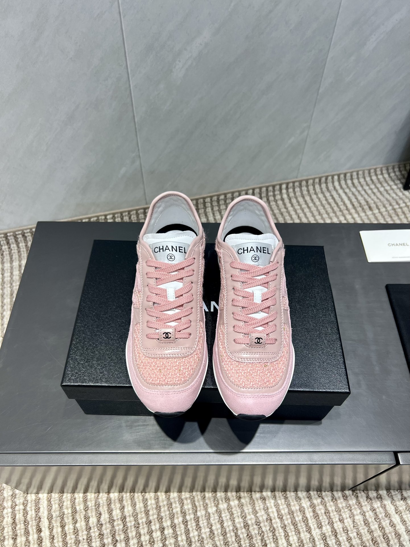 NO:543656,: 'Exclusive Top Version' for Women and Men Xiaoxiang C Home 2025 vs. Autumn Hot Couple Casual Series... [Couple Color Bundle Sports and Casual Shoes] Couple Model, the latest color Bundle is amazing, irresistible, the latest biscuit shoes are currently super popular color casual shoes, Internet celebrity star Xiaohongshu is chasing hotly, and the silly cute style is released with a bit of retro flavor!  Special shape, very recognizable, slimming and long legs, absolutely powerful, comfortable to wear, high appearance, comfortable and heightened. I must recommend it to everyone, the main feature of this year's series, minimalist style... Fabric: Original custom sheepskin custom weaving car logo craftsmanship inner: Original custom sheepskin foot pad: Original injection molding pad Outsole: Original open molding two-color molding sole Size: 35-44 (female 40.41.42. male 45 customization without return) Packaging: Original full package Color: official website synchronous update, casual shoes/sports shoes, chanel, sneakers, sheepskin19860909:女男《独家顶级版本》 小香C家2025vs秋季火爆情侣休闲系列…【情侣拼色运动休闲鞋】  情侣款,最新的拼色绝了,无法抗拒,最新饼干鞋目前超级流行的彩色休闲鞋,网红明星小红书狂追热推 发售蠢萌可爱的造型带了点复古味！ 造型特殊,很有辨识度, 显瘦显腿长,绝对实力派,穿上也很舒服,高颜值 舒适,增高 一定要推荐给大家,今年系列的主打, 极简的风格…… 面料:原版定制羊皮定制织布车标工艺 内里:原版定制羊皮 垫脚:原版注塑成型垫 大底:原版开模双色成型底 码数:35-44（女40.41.42.男45定制不退换） 包装:原版全套包装 颜色:官网同步更新,休闲鞋/运动鞋,chanel,sneakers,sheepskin,Women's Shoes