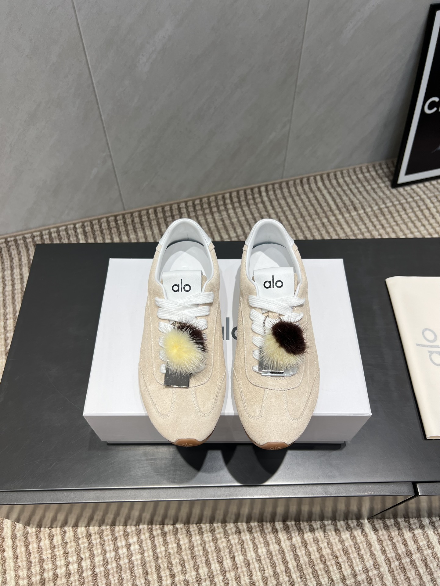 NO:543658,: No button-free hanging model 'Exclusive top version' Alo Yoga niche trendy brand 25vs autumn latest casual series... [Color-blocking hanging casual shoes] The original version creates comfort and wrapping quality one-to-one. It is full of personality and easy to control the matching of various styles of clothes... Fabric original custom beef silhouette, inner lining original custom sheepskin, foot pad original custom sheepskin, outsole original custom two-color rubber outsole, bottom thickness 1.5cm Packaging: original full set of packaging, size: 35-39 (40 size customization without return and exchange) Color official website is updated simultaneously, casual shoes/sports shoes, sneakers, sheepskin19860909:无扣吊扣款 《独家顶级版本》 Alo Yoga小众潮牌25vs秋季最新休闲系列……【拼色吊扣休闲鞋】 原版一比一打造舒适度、包裹性都比较好.个性十足,很好驾驭各种风格衣服搭配…… 面料原版定制牛猄 内里原版定制羊皮 垫脚原版定制羊皮 大底原版定制双色橡胶大底 底厚1.5cm 包装:原版全套包装, 码数:35-39（40码定制不退换） 颜色官网同步更新,休闲鞋/运动鞋,sneakers,sheepskin,Women's Shoes