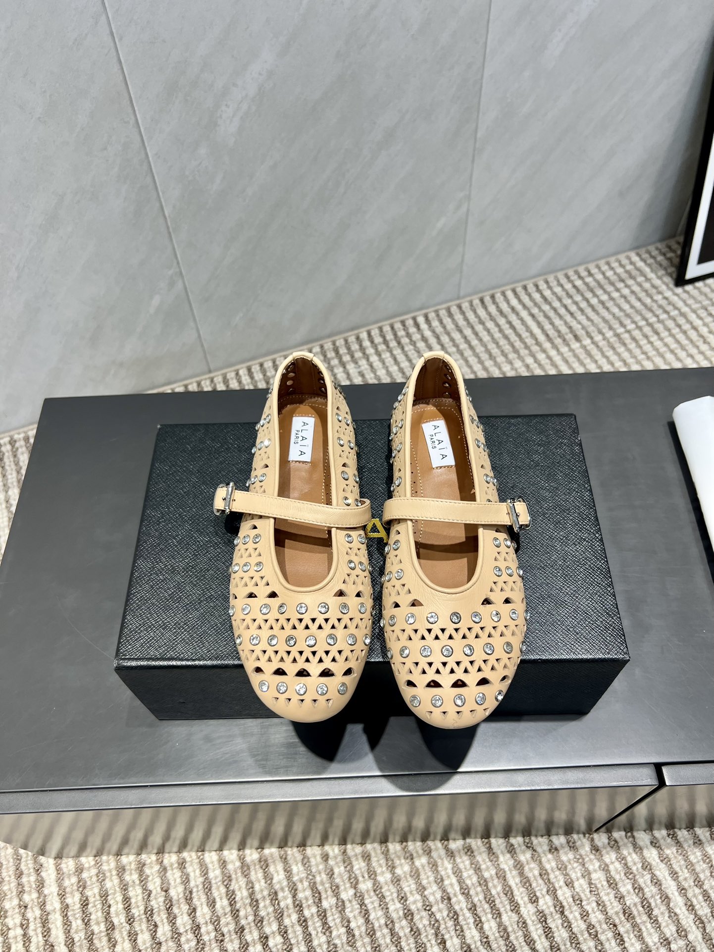 NO:543650,: 'Exclusive Top Version' Niche ALAIA 2025vs latest hit single shoe series... [Round toe horizontal and diamond nail single shoe] Alaya has another sexy side. It can be easily controlled with different styles and styles. Whether it is jeans, suit pants, or pleated skirts, it can enhance your outfit to fashion, elegance and excellence... Fabric: Original custom sheepskin diamond nail craftsmanship Inner: Original custom sheepskin foot pad: Original custom sheepskin Outsole: Original open mold rubber outsole Size: 36-39 (35.40.41.42 customization without return) Packaging: Original full package Color: Official website synchronous update, single shoes, alaia, skirts, jeans, business suit, sheepskin19860909:《独家顶级版本》  小众ALAIA 2025vs最新爆款单鞋系列……【圆头横带钻钉单鞋】 阿莱娅还有另外性感的一面 配上不同款式,不同风格都能轻松驾驭,无论牛仔裤,西装裤,还是百褶裙,都能将你的穿搭提升到时尚,优雅和卓越之中… 面料:原版定制羊皮钻钉工艺 内里:原版定制羊皮 垫脚:原版定制羊皮 大底:原版开模橡胶大底 码数:36-39（35.40.41.42定制不退换） 包装:原版全套包装 颜色:官网同步更新,单鞋,alaia,skirts,jeans,business suit,sheepskin,Women's Shoes