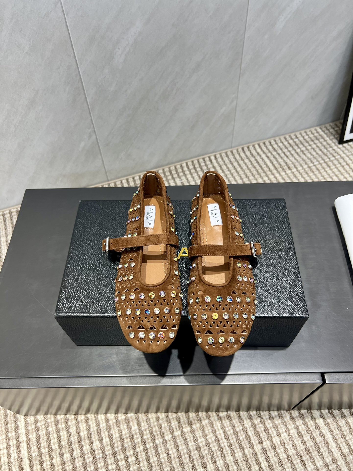 NO:543652,: 'Exclusive Top Version' Niche ALAIA 2025vs latest hit single shoe series... [Round toe horizontal and diamond nail single shoe] Alaya has another sexy side. It can be easily controlled with different styles and styles. Whether it is jeans, suit pants, or pleated skirts, it can enhance your outfit to fashion, elegance and excellence... Fabric: Original custom cashmere diamond nail craftsmanship Inner: Original custom sheepskin footbed: Original custom sheepskin Outsole: Original open mold rubber outsole Size: 36-39 (35.40.41.42 customization without return) Packaging: Original full package Color: Official website synchronous update, single shoes, alaia, skirts, jeans, business suit, sheepskin19860909:《独家顶级版本》  小众ALAIA 2025vs最新爆款单鞋系列……【圆头横带钻钉单鞋】 阿莱娅还有另外性感的一面 配上不同款式,不同风格都能轻松驾驭,无论牛仔裤,西装裤,还是百褶裙,都能将你的穿搭提升到时尚,优雅和卓越之中… 面料:原版定制羊绒钻钉工艺 内里:原版定制羊皮 垫脚:原版定制羊皮 大底:原版开模橡胶大底 码数:36-39（35.40.41.42定制不退换） 包装:原版全套包装 颜色:官网同步更新,单鞋,alaia,skirts,jeans,business suit,sheepskin,Women's Shoes