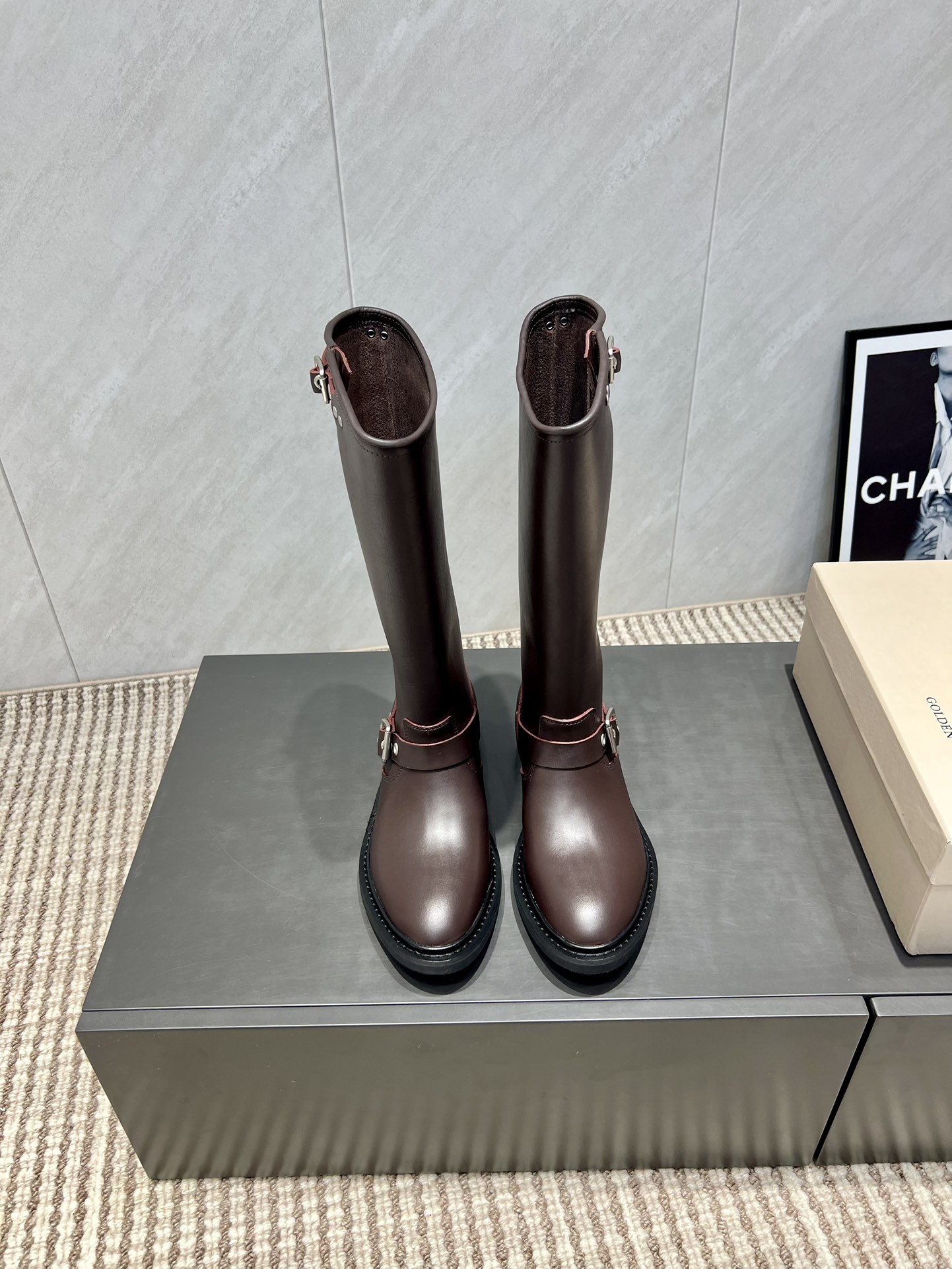 NO:543648,: 'Exclusive top version' goldengoose retro motorcycle high boots GGDB's true craftsmanship, inherited retro charm of boot-making skills, GGDB really knows how to make shoes!  Motorcycle boots are really full of personality!  Fabric: Original customized cowhide Lining: Original customized sheepskin Foot pads: Cowhide injection molding Outsole: Original molded combination outsole Packaging: Original full set of packaging Code number: 35-39 (40 customized) Color: Official website updated simultaneously, snow boots, boots, cowhide, sheepskin19860909:《独家顶级版本》 goldengoose复古机车高靴 GGDB真正的工艺,制靴技艺的传承复古魅力,GGDB真的是懂做鞋的！机车靴真的非常个性十足！ 面料:原版定制牛皮 内里:原版定制羊皮 垫脚:牛皮注塑成型 大底:原版开模组合大底 包装:原版全套包装 码数:35-39（40定制） 颜色:官网同步更新,雪地靴,boots,cowhide,sheepskin,Women's Shoes