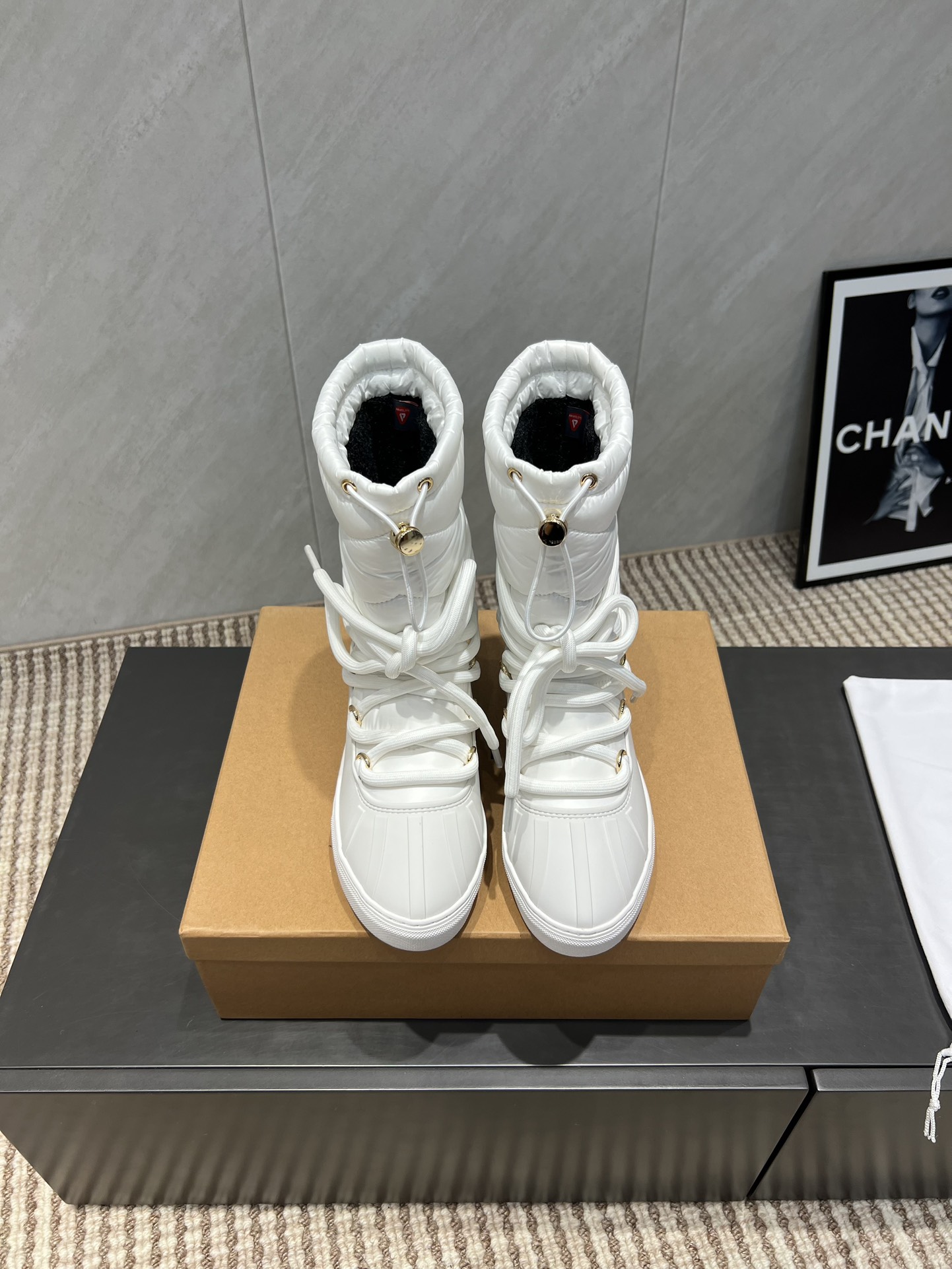 NO:543642,: 'Exclusive Top Version' INUIKII~2025vs Autumn and Winter Latest Snow Boot Series... [Down Strap Snow Middle Boots] Forget UGG, fashionable people are wearing INUIKII Snow Boots If you can't accept UGG's revival, then there is a more alternative snow boot that has been back. The inner height is 4 cm. That is INUIKII ugly cute fur boots were already very popular in the millennium. Celebrities such as paris hilton and victoria beckham often wore it. Now the Y2K trend is popular again. The same QQ show outfit of Piyou. The ugly cute snow boots that were shown by tens of thousands of people have turned red again. It is neither distinguished between men and women. Looking at the giant giant, it is slim and warm and easy to wear. Fabric: Original open mold TPU rubber waterproof down cloth. Inner: Original environmentally friendly and warm wool. Fleece:  Original environmentally friendly and warm woolen. Outsole: Original TPU anti-slip sole. Sole thickness: 2cm. Number of sizes: 35-39 (40 customized without return and exchange) Packaging: Original full package. Color: Simultaneous update of official website, snow boots, boots, down jacket19860909:《独家顶级版本》 INUIKII～2025vs秋冬最新款雪地靴系列……【羽绒绑带雪地中靴】 忘了UGG吧,时髦人都在穿INUIKII雪地靴 如果你难以接受UGG的复兴 那现在有一款更另类的雪地靴又杀回来了 内增高4 cm 那就是INUIKII丑萌毛靴 在千禧年就已经非常火了 当年paris hilton、victoria beckham 等名人经常穿它,如今Y2K风潮再次流行 痞幼同款QQ秀穿搭 万人大秀的丑萌雪地靴重新翻红 不分男女不分左右 看着巨无霸巨显瘦还暖和好穿 面料: 原版开模TPU胶面防水羽绒布 内里: 原版环保保暖毛呢 垫脚: 原版环保保暖毛呢 大底: 原版TPU防滑大底 底厚:2cm 码数:35-39（40定制不退换） 包装:原版全套包装 颜色:官网同步更新,雪地靴,boots,down jacket,Women's Shoes