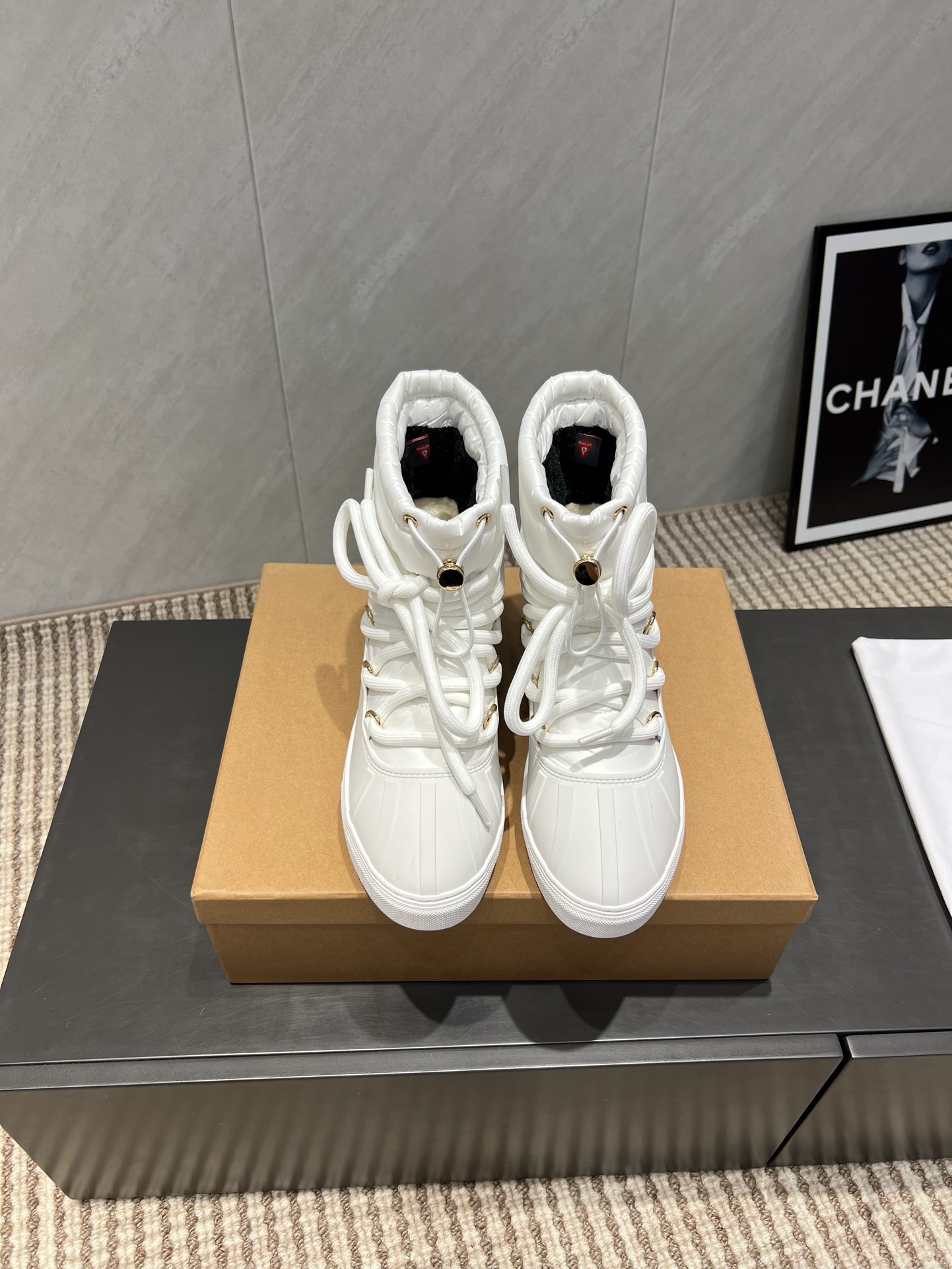 NO:543644,: 'Exclusive Top Version' INUIKII~2025vs Autumn and Winter Latest Snow Boot Series... [Down Strap Snow Boots] Forget UGG, fashionable people are wearing INUIKII Snow Boots If you can't accept UGG's revival, then there is a more alternative snow boot that has been back. The inner height is 4 cm. That is INUIKII ugly cute fur boots were already very popular in the millennium. Celebrities such as paris hilton and victoria beckham often wore it. Now the Y2K trend is popular again. The same QQ show outfit of Piyou. The ugly cute snow boots that were shown by tens of thousands of people have turned red again. It is neither distinguished between men and women. Looking at the giant giant, it is slim and warm and easy to wear. Fabric: Original open mold TPU rubber waterproof down cloth. Inner: Original environmentally friendly and warm wool. Fleece:  Original environmentally friendly and warm woolen. Outsole: Original TPU anti-slip sole. Sole thickness: 2cm. Number of sizes: 35-39 (40 customized without return and exchange) Packaging: Original full package. Color: Simultaneous update of official website, snow boots, boots, down jacket19860909:《独家顶级版本》 INUIKII～2025vs秋冬最新款雪地靴系列……【羽绒绑带雪地短靴】 忘了UGG吧,时髦人都在穿INUIKII雪地靴 如果你难以接受UGG的复兴 那现在有一款更另类的雪地靴又杀回来了 内增高4 cm 那就是INUIKII丑萌毛靴 在千禧年就已经非常火了 当年paris hilton、victoria beckham 等名人经常穿它,如今Y2K风潮再次流行 痞幼同款QQ秀穿搭 万人大秀的丑萌雪地靴重新翻红 不分男女不分左右 看着巨无霸巨显瘦还暖和好穿 面料: 原版开模TPU胶面防水羽绒布 内里: 原版环保保暖毛呢 垫脚: 原版环保保暖毛呢 大底: 原版TPU防滑大底 底厚:2cm 码数:35-39（40定制不退换） 包装:原版全套包装 颜色:官网同步更新,雪地靴,boots,down jacket,Women's Shoes