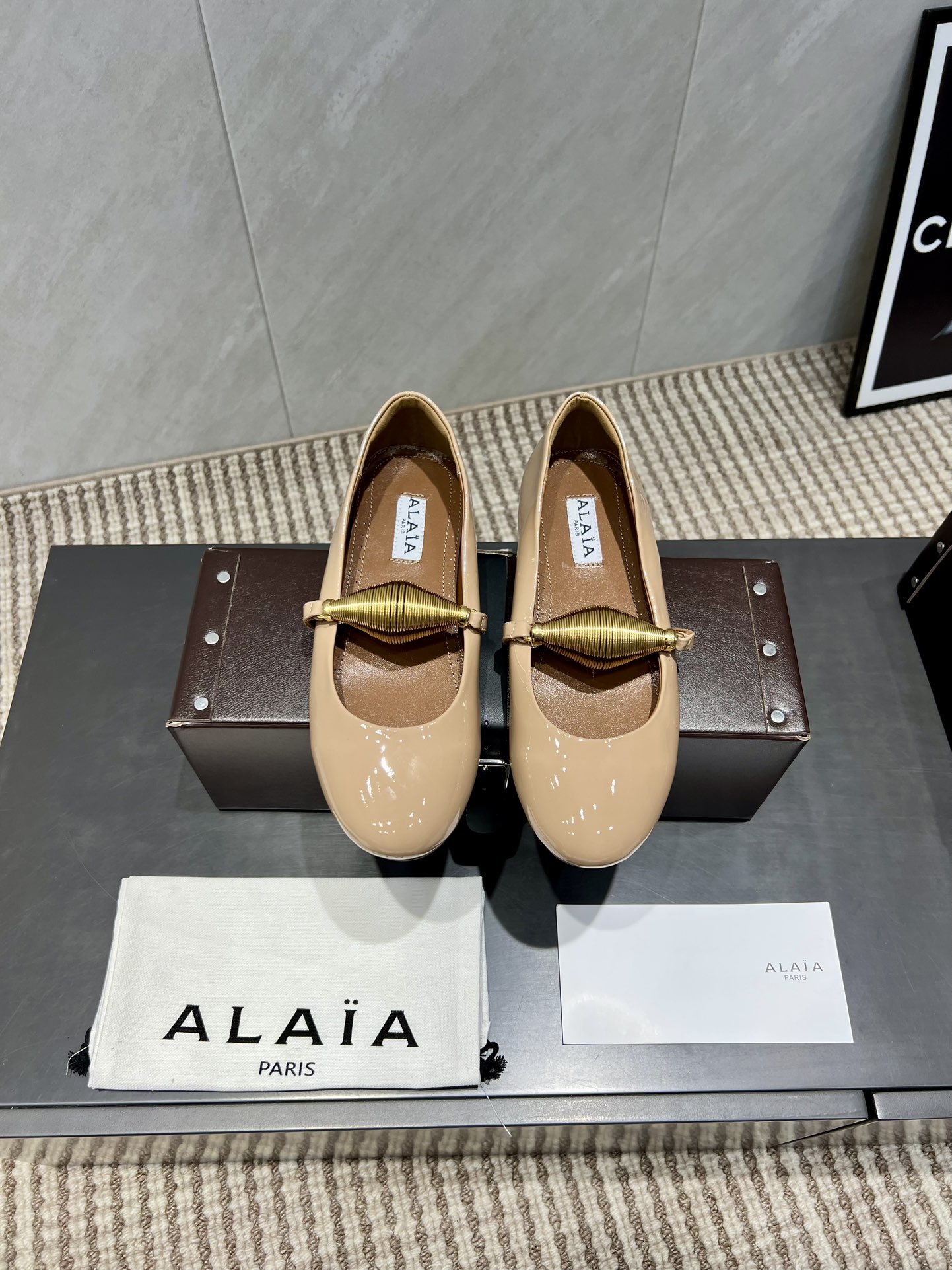NO:543640,: 'Exclusive Top Version' Niche ALAIA 2025vs latest hit single shoe series... [Round toe spring buckle flat shoes] Alaya has another sexy side. It can be easily controlled with different styles and styles. Whether it is jeans, suit pants, or pleated skirts, it can enhance your outfit to fashion, elegance and excellence... Fabric: Original custom cashmere spring buckle craftsmanship Inner: Original custom sheepskin foot pad: Original custom sheepskin Outsole: Original open mold rubber outsole Size: 35-39 (40 customization without return and exchange) Packaging: Original full package Color: Official website synchronous update, single shoes, alaia, skirts, jeans, business suit, sheepskin19860909:《独家顶级版本》  小众ALAIA 2025vs最新爆款单鞋系列……【圆头弹簧扣平底单鞋】 阿莱娅还有另外性感的一面 配上不同款式,不同风格都能轻松驾驭,无论牛仔裤,西装裤,还是百褶裙,都能将你的穿搭提升到时尚,优雅和卓越之中… 面料:原版定制羊绒弹簧扣工艺 内里:原版定制羊皮 垫脚:原版定制羊皮 大底:原版开模橡胶大底 码数:35-39（40定制不退换） 包装:原版全套包装 颜色:官网同步更新,单鞋,alaia,skirts,jeans,business suit,sheepskin,Women's Shoes