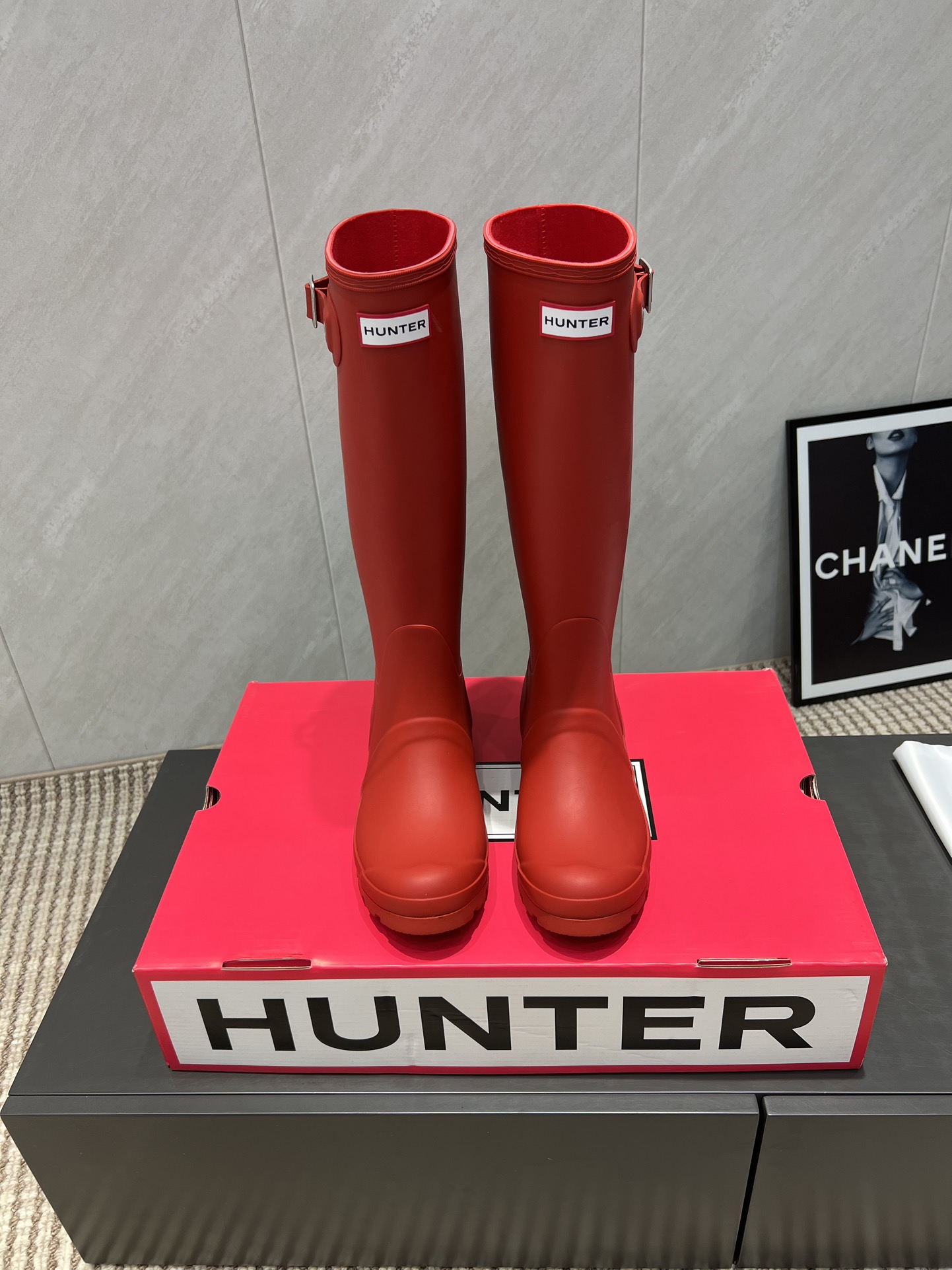 NO:559710,'Exclusive top version' HUNTER~Niche fashion brand 25 vs autumn new hot rain boots series... I was conquered by its appearance at first sight!  These are not the kind of tacky rubber rain boots, but rather fashionable ones with a super sense of design~ The waterproof performance is really amazing!  You don’t have to worry when you go out on a rainy day, your socks will still be dry when you get home!  Waterproof and anti-slip for outdoor camping ~ durable and fashionable item!  Materials and craftsmanship Original molded special waterproof material Original fabric lining Non-slip and wear-resistant logo rubber outsole Size 35-39 (40 customized, non-returnable), boots, boots, rain boots, socks19860909《独家顶级版本》 HUNTER～小众潮牌25vs秋季新款爆款雨靴系列… 第一眼就被它的颜值征服了！不是那种土土的橡胶雨靴,而是超有设计感的时髦款～ 防水性能真的绝绝子！暴雨天出门完全不用担心,回家袜子还是干爽的！ 户外露营防水防滑～耐造时髦单品！ 材质与工艺原版开模特殊防水材质 原版织物内里 防滑耐磨logo橡胶大底 Size35-39（40定做不退换）,靴子,boots,rain boots,socks,Women's Shoes