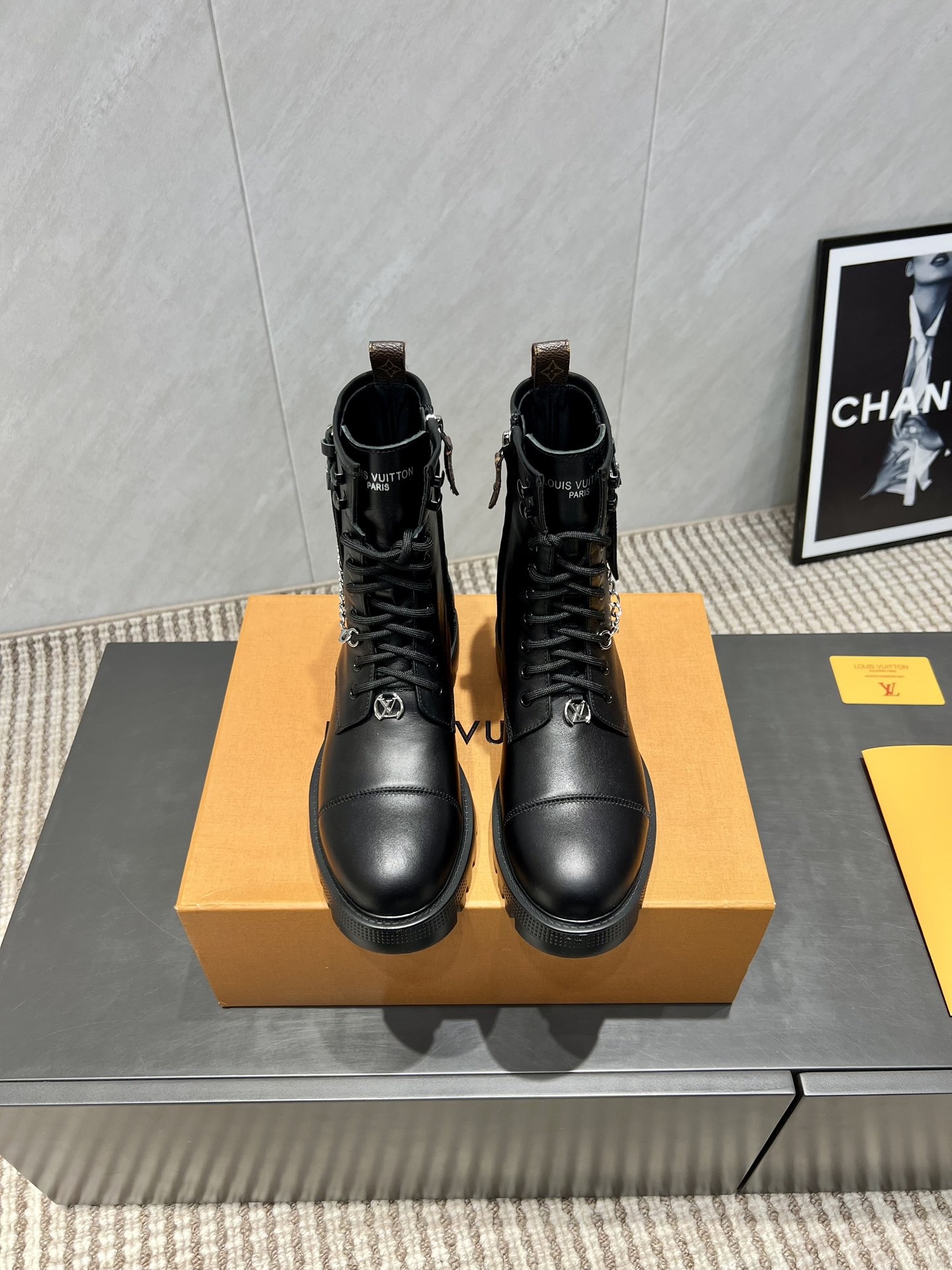 NO:559716,: 'Exclusive top version' L*V Lvjia 2025vs the latest hot-selling boots series in early autumn... [Round-toe chain short boots] Made with heavy industry, the original version was purchased from France, and it took several months to create all private models to ensure that all materials, materials, and production processes are consistent with the original version!  Fabric: Original customized cowhide Lining: Original customized sheepskin Foot: Original customized sheepskin Outsole: Original molded light foam sole Bottom thickness: 3.5cm Size: 35-39 (40.41.42 customization is not returnable) Packaging: Original full set of packaging Color: Official website updated simultaneously, boots, louis vuitton, louis vuitton, boots, cowhide, sheepskin19860909:《独家顶级版本》 L*V驴家2025vs早秋最新爆款靴子系列……【圆头链条短靴】 重工打造,法国代购原版回来,历经数月全部私模打造,确保所有用料、材质、制作工艺与原版一致！ 面料:原版定制牛皮 内里:原版定制羊皮 垫脚:原版定制羊皮 大底:原版开模轻泡成型底 底厚:3.5cm 码数:35-39（40.41.42定制不退换） 包装:原版全套包装 颜色:官网同步更新,靴子,louis vuitton,louis vuitton,boots,cowhide,sheepskin,Women's Shoes