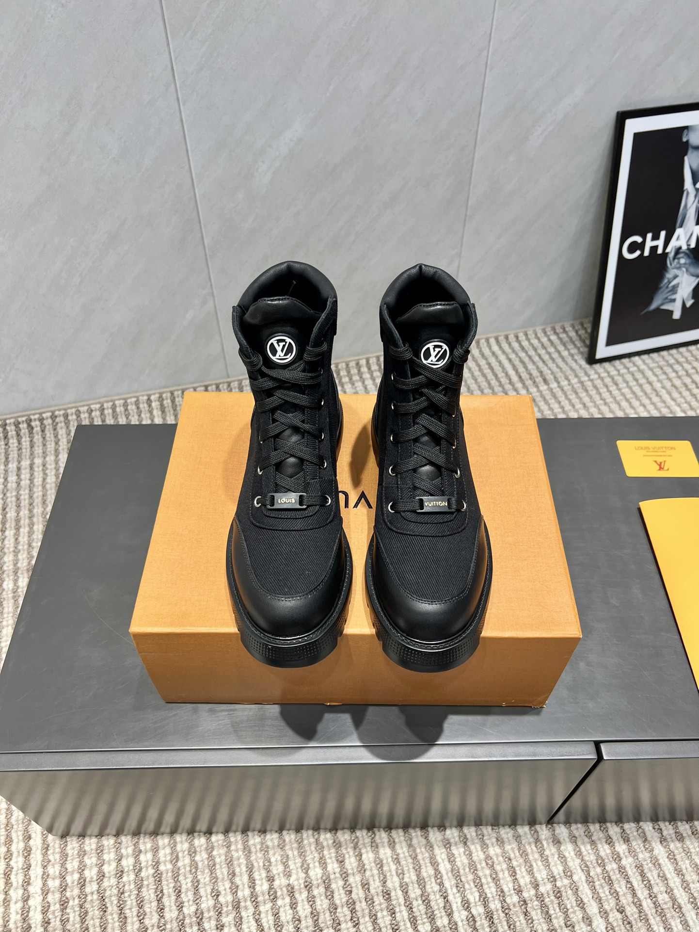 NO:559714,: 'Exclusive top version' L*V Lvjia 2025vs the latest hot-selling boots series in early autumn... [Round-toe electric embroidered short boots] Made with heavy industry, the original version was purchased from France, and it took several months to create all private models to ensure that all materials, materials, and production processes are consistent with the original version!  Fabric: Original customized cowhide electric embroidery process Lining: Original customized sheepskin Foot: Original customized sheepskin Outsole: Original molded light foam sole Bottom thickness: 3.5cm Size: 35-39 (40.41.42 customization is not returnable) Packaging: Original full set of packaging Color: Official website updated simultaneously, boots, louis vuitton, louis vuitton, boots, cowhide, sheepskin19860909:《独家顶级版本》 L*V驴家2025vs早秋最新爆款靴子系列……【圆头电绣短靴】 重工打造,法国代购原版回来,历经数月全部私模打造,确保所有用料、材质、制作工艺与原版一致！ 面料:原版定制牛皮电绣工艺 内里:原版定制羊皮 垫脚:原版定制羊皮 大底:原版开模轻泡成型底 底厚:3.5cm 码数:35-39（40.41.42定制不退换） 包装:原版全套包装 颜色:官网同步更新,靴子,louis vuitton,louis vuitton,boots,cowhide,sheepskin,Women's Shoes