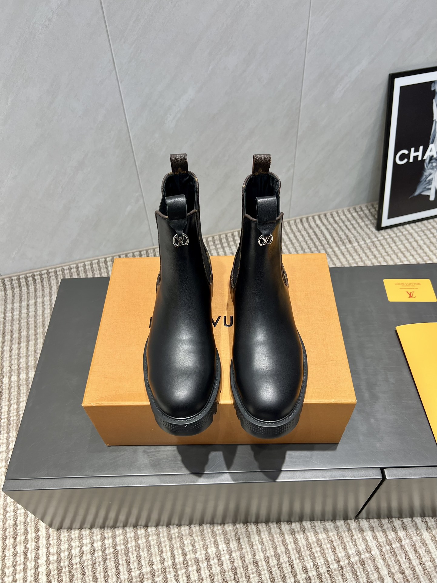 NO:559717,: 'Exclusive top version' L*V Lvjia 2025vs the latest hot-selling boots series in early autumn... [Round-toe elastic short boots] Made with heavy industry, the original version was purchased from France, and it took several months to create all private models to ensure that all materials, materials, and production processes are consistent with the original version!  Fabric: Original customized cowhide Lining: Original customized sheepskin Foot: Original customized sheepskin Outsole: Original molded light foam sole Bottom thickness: 3.5cm Size: 35-39 (40.41.42 customization is not returnable) Packaging: Original full set of packaging Color: Official website updated simultaneously, boots, louis vuitton, louis vuitton, boots, cowhide, sheepskin19860909:《独家顶级版本》 L*V驴家2025vs早秋最新爆款靴子系列……【圆头松紧短靴】 重工打造,法国代购原版回来,历经数月全部私模打造,确保所有用料、材质、制作工艺与原版一致！ 面料:原版定制牛皮 内里:原版定制羊皮 垫脚:原版定制羊皮 大底:原版开模轻泡成型底 底厚:3.5cm 码数:35-39（40.41.42定制不退换） 包装:原版全套包装 颜色:官网同步更新,靴子,louis vuitton,louis vuitton,boots,cowhide,sheepskin,Women's Shoes