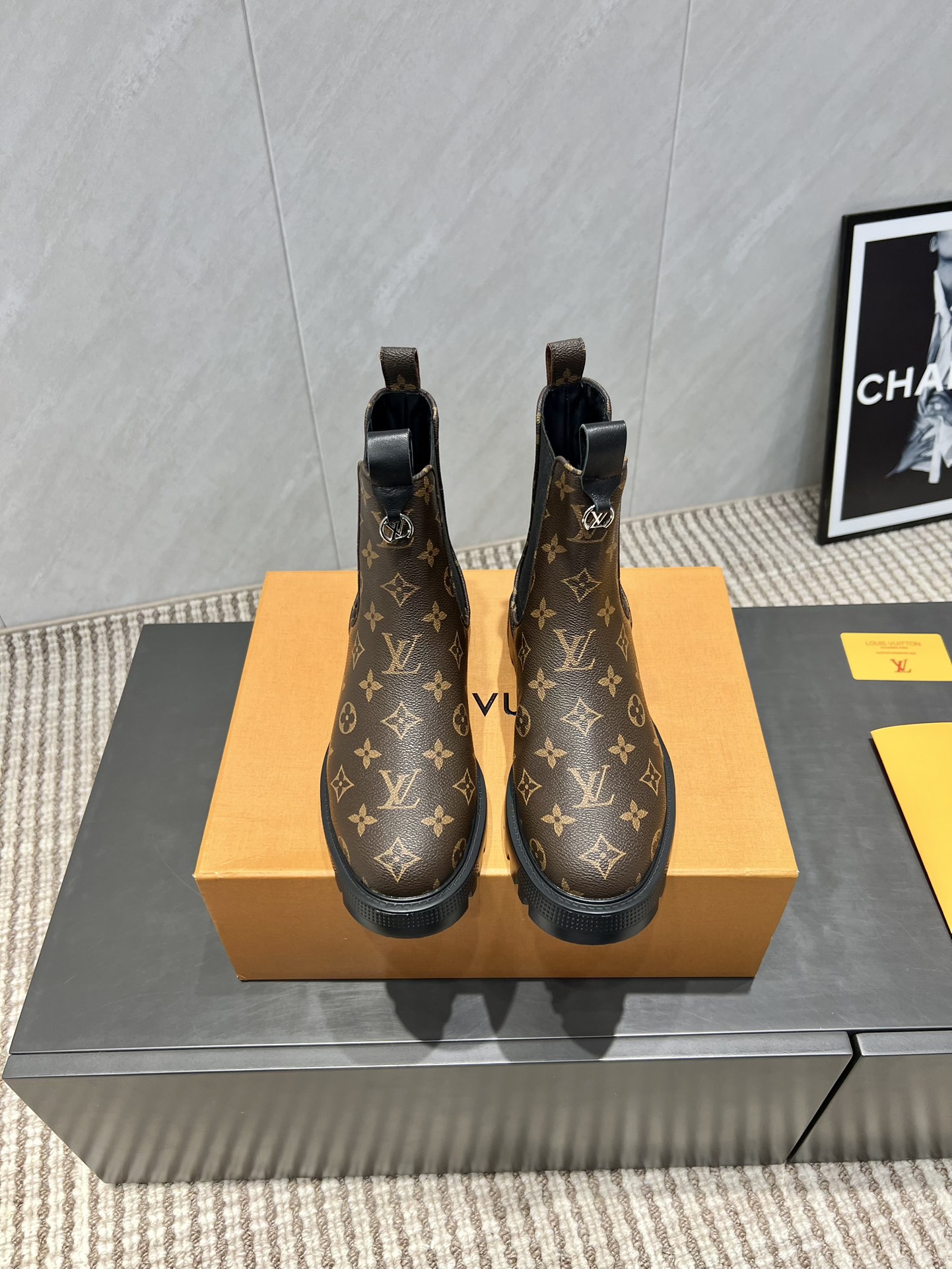 NO:559719,: 'Exclusive top version' L*V Lvjia 2025vs the latest hot-selling boots series in early autumn... [Round-toe elastic short boots] Made with heavy industry, the original version was purchased from France, and it took several months to create all private models to ensure that all materials, materials, and production processes are consistent with the original version!  Fabric: Original customized presbyopic leather Lining: Original customized sheepskin Feet: Original customized sheepskin Outsole: Original molded light foam sole Bottom thickness: 3.5cm Size: 35-39 (40.41.42 customization is not returnable) Packaging: Original full set of packaging Color: Official website updated simultaneously, boots, louis vuitton, louis vuitton, boots, sheepskin19860909:《独家顶级版本》 L*V驴家2025vs早秋最新爆款靴子系列……【圆头松紧短靴】 重工打造,法国代购原版回来,历经数月全部私模打造,确保所有用料、材质、制作工艺与原版一致！ 面料:原版定制老花皮料 内里:原版定制羊皮 垫脚:原版定制羊皮 大底:原版开模轻泡成型底 底厚:3.5cm 码数:35-39（40.41.42定制不退换） 包装:原版全套包装 颜色:官网同步更新,靴子,louis vuitton,louis vuitton,boots,sheepskin,Women's Shoes