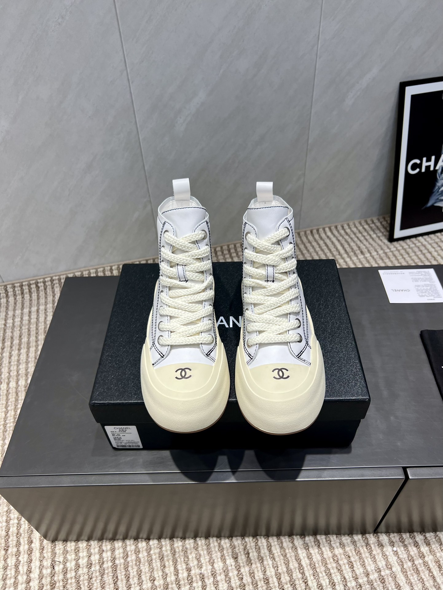 NO:559720,: 'Exclusive top version' Xiaoxiang C's 2025 vs early autumn hot casual short boots series... [Round-toe thick-soled casual short boots] Fairy style, the latest color matching is amazing, irresistible, the latest biscuit shoes are currently super popular colorful casual shoes, the Internet celebrity Xiaohongshu is crazy about hot recommendations, and the silly and cute style has a retro flavor!  The shape is special, very recognizable, slim and long legs, absolutely powerful, very comfortable to wear, good appearance, comfortable, and heightening. I must recommend it to everyone, the main feature of this year's series, minimalist style... Fabric: Original customized cowhide Lining: Original customized sheepskin Foot: Original customized sheepskin Outsole: Original molded foam bottom Code number: 35-39 (40.41. Customization is not returnable) Packaging: Original full set of packaging  Color: official website updated simultaneously, boots, chanel, boots, cowhide, sheepskin19860909:《独家顶级版本》 小香C家2025vs早秋火爆休闲短靴系列…【圆头厚底休闲短靴】  仙女款,最新的拼色绝了,无法抗拒,最新饼干鞋目前超级流行的彩色休闲鞋,网红明星小红书狂追热推 发售蠢萌可爱的造型带了点复古味！ 造型特殊,很有辨识度, 显瘦显腿长,绝对实力派,穿上也很舒服,高颜值 舒适,增高 一定要推荐给大家,今年系列的主打, 极简的风格…… 面料:原版定制牛皮 内里:原版定制羊皮 垫脚:原版定制羊皮 大底:原版开模发泡成型底 码数:35-39（40.41.定制不退换） 包装:原版全套包装 颜色:官网同步更新,靴子,chanel,boots,cowhide,sheepskin,Women's Shoes