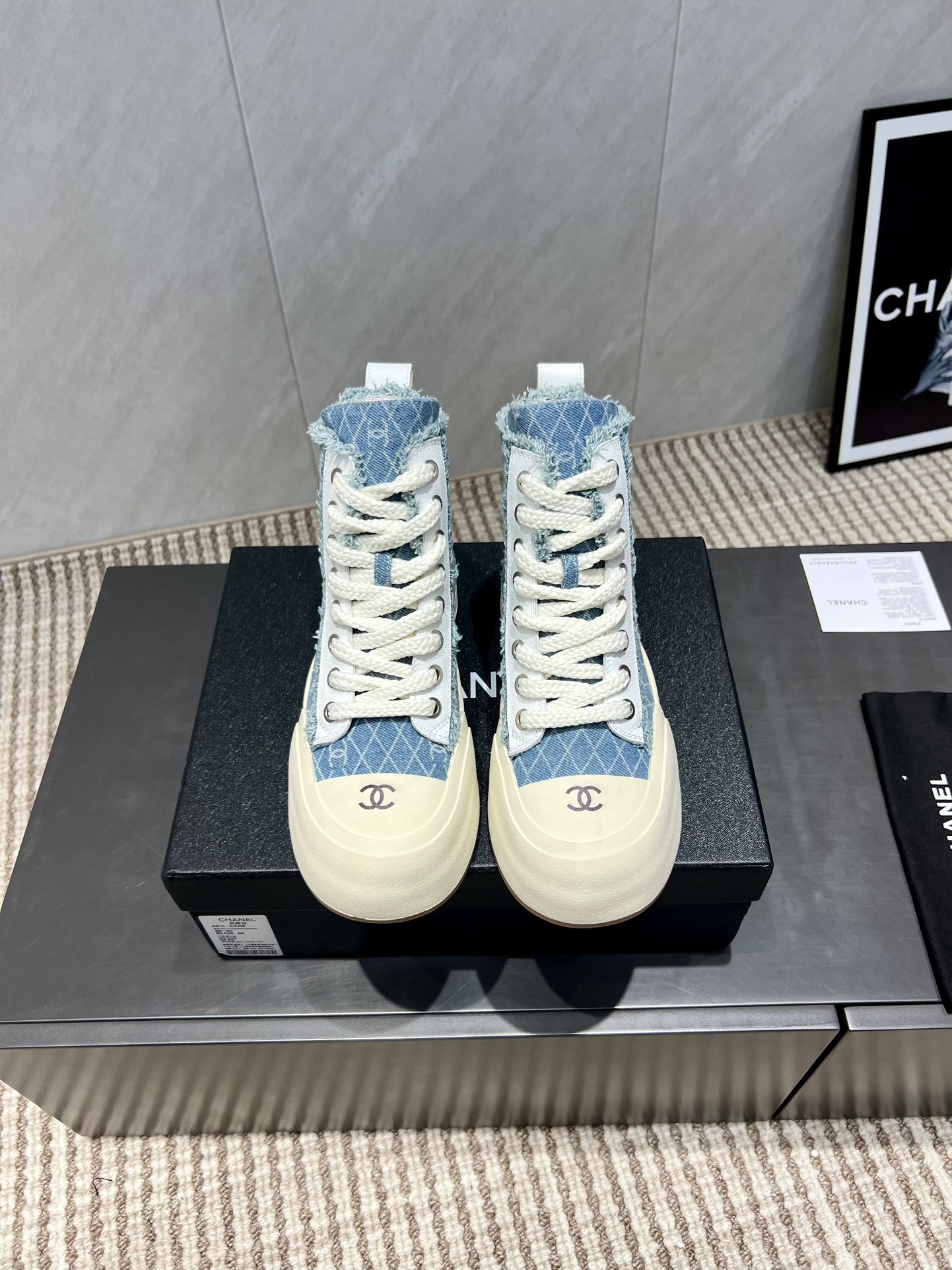 NO:559721,: 'Exclusive top version' Xiaoxiang C's 2025 vs early autumn hot casual short boots series... [Round-toe thick-soled casual short boots] Fairy style, the latest color matching is amazing, irresistible, the latest biscuit shoes are currently super popular colorful casual shoes, the Internet celebrity Xiaohongshu is crazy about hot recommendations, and the silly and cute style has a retro flavor!  Special shape, very recognizable, slim and long legs, absolutely powerful, very comfortable to wear, good appearance, comfortable, and taller. I must recommend it to everyone, the main feature of this year's series, minimalist style... Fabric: Original custom cowhide washed denim Lining: Original custom sheepskin Foot: Original custom sheepskin Outsole: Original molded foam bottom Code number: 35-39 (40.41. Customization is not returnable) Packaging: Original full set of packaging  Color: official website updated simultaneously, boots, chanel, boots, cowhide, sheepskin19860909:《独家顶级版本》 小香C家2025vs早秋火爆休闲短靴系列…【圆头厚底休闲短靴】  仙女款,最新的拼色绝了,无法抗拒,最新饼干鞋目前超级流行的彩色休闲鞋,网红明星小红书狂追热推 发售蠢萌可爱的造型带了点复古味！ 造型特殊,很有辨识度, 显瘦显腿长,绝对实力派,穿上也很舒服,高颜值 舒适,增高 一定要推荐给大家,今年系列的主打, 极简的风格…… 面料:原版定制牛皮水洗牛仔 内里:原版定制羊皮 垫脚:原版定制羊皮 大底:原版开模发泡成型底 码数:35-39（40.41.定制不退换） 包装:原版全套包装 颜色:官网同步更新,靴子,chanel,boots,cowhide,sheepskin,Women's Shoes