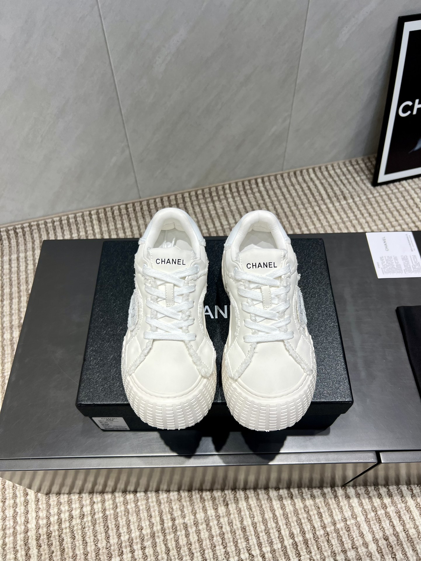 NO:559690,: 'Exclusive top version' Xiaoxiang C's 2025 vs early autumn hot casual series...[Thick-soled platform casual shoes] Fairy style, the latest color matching is amazing, irresistible, the latest biscuit shoes are currently super popular colorful casual shoes, the Internet celebrity Xiaohongshu is crazy about hot recommendation, on sale, the silly and cute style has a bit of retro flavor!  Special shape, very recognizable, slim and long legs, absolutely powerful, very comfortable to wear, good appearance, comfortable, and heightening. I must recommend it to everyone, the main feature of this year's series, minimalist style... Fabric: Original customized cowhide Lining: Original customized breathable mesh Foot: Original customized sheepskin Outsole: Original molded foam bottom Code number: 35-39 (40.41. Customization is not returnable) Packaging: Original full set of packaging  Color: official website updated simultaneously, casual shoes/sports shoes, chanel, sneakers, cowhide, sheepskin19860909:《独家顶级版本》 小香C家2025vs早秋火爆休闲系列…【松糕厚底休闲鞋】  仙女款,最新的拼色绝了,无法抗拒,最新饼干鞋目前超级流行的彩色休闲鞋,网红明星小红书狂追热推 发售蠢萌可爱的造型带了点复古味！ 造型特殊,很有辨识度, 显瘦显腿长,绝对实力派,穿上也很舒服,高颜值 舒适,增高 一定要推荐给大家,今年系列的主打, 极简的风格…… 面料:原版定制牛皮 内里:原版定制透气网 垫脚:原版定制羊皮 大底:原版开模发泡成型底 码数:35-39（40.41.定制不退换） 包装:原版全套包装 颜色:官网同步更新,休闲鞋/运动鞋,chanel,sneakers,cowhide,sheepskin,Women's Shoes