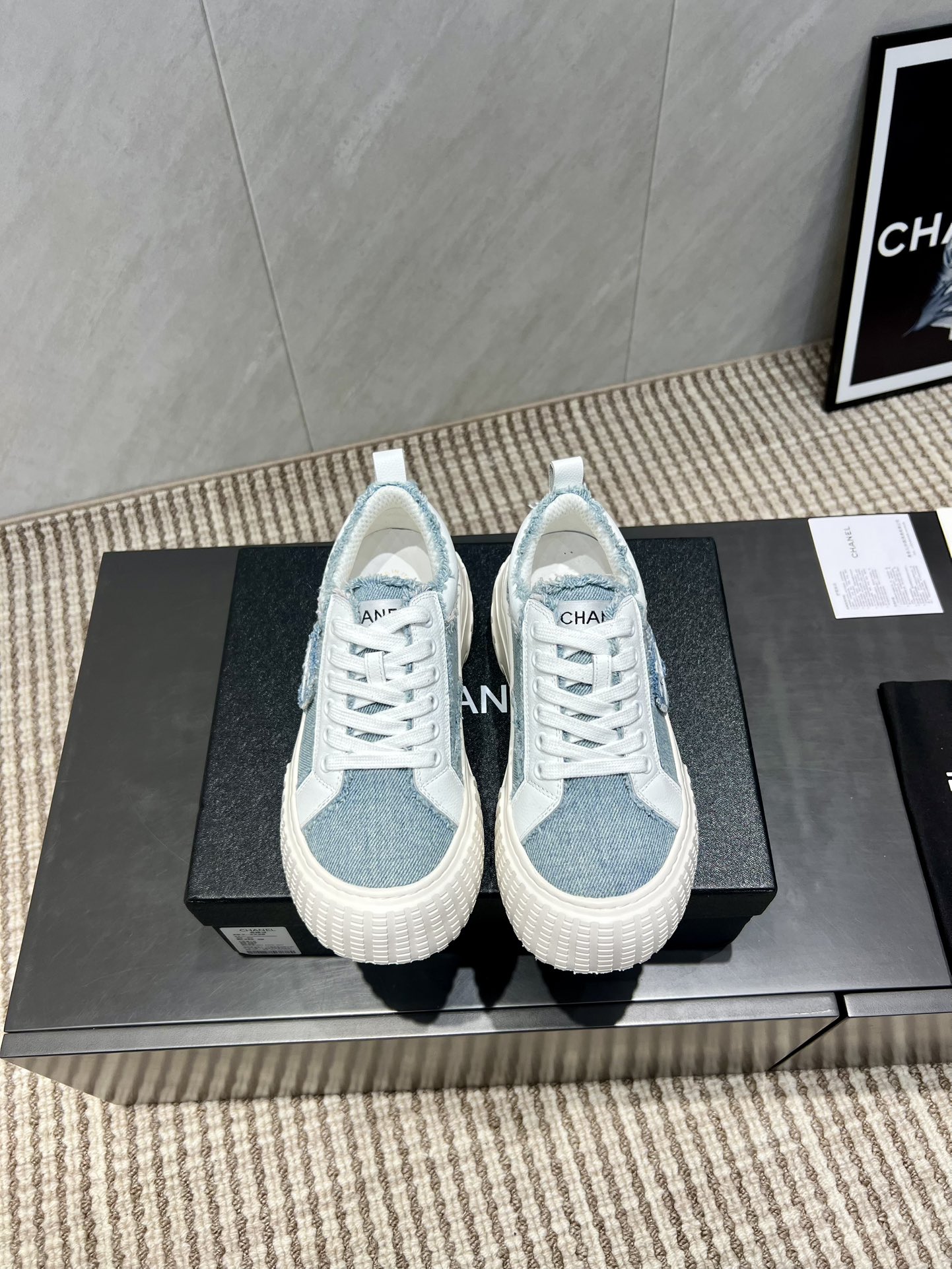 NO:559692,: 'Exclusive top version' Xiaoxiang C's 2025 vs early autumn hot casual series...[Thick-soled platform casual shoes] Fairy style, the latest color matching is amazing, irresistible, the latest biscuit shoes are currently super popular colorful casual shoes, the Internet celebrity Xiaohongshu is crazy about hot recommendation, on sale, the silly and cute style has a bit of retro flavor!  Special shape, very recognizable, slim and long legs, absolutely powerful, very comfortable to wear, good appearance, comfortable, heightening. I must recommend it to everyone, the main feature of this year's series, minimalist style... Fabric: Original customized cowhide washed denim Lining: Original customized breathable mesh Foot: Original customized sheepskin Outsole: Original molded foam bottom Code number: 35-39 (40.41. Customized non-returnable) Packaging: Original full set of packaging  Color: official website updated simultaneously, casual shoes/sports shoes, chanel, sneakers, cowhide, sheepskin19860909:《独家顶级版本》 小香C家2025vs早秋火爆休闲系列…【松糕厚底休闲鞋】  仙女款,最新的拼色绝了,无法抗拒,最新饼干鞋目前超级流行的彩色休闲鞋,网红明星小红书狂追热推 发售蠢萌可爱的造型带了点复古味！ 造型特殊,很有辨识度, 显瘦显腿长,绝对实力派,穿上也很舒服,高颜值 舒适,增高 一定要推荐给大家,今年系列的主打, 极简的风格…… 面料:原版定制牛皮水洗牛仔 内里:原版定制透气网 垫脚:原版定制羊皮 大底:原版开模发泡成型底 码数:35-39（40.41.定制不退换） 包装:原版全套包装 颜色:官网同步更新,休闲鞋/运动鞋,chanel,sneakers,cowhide,sheepskin,Women's Shoes