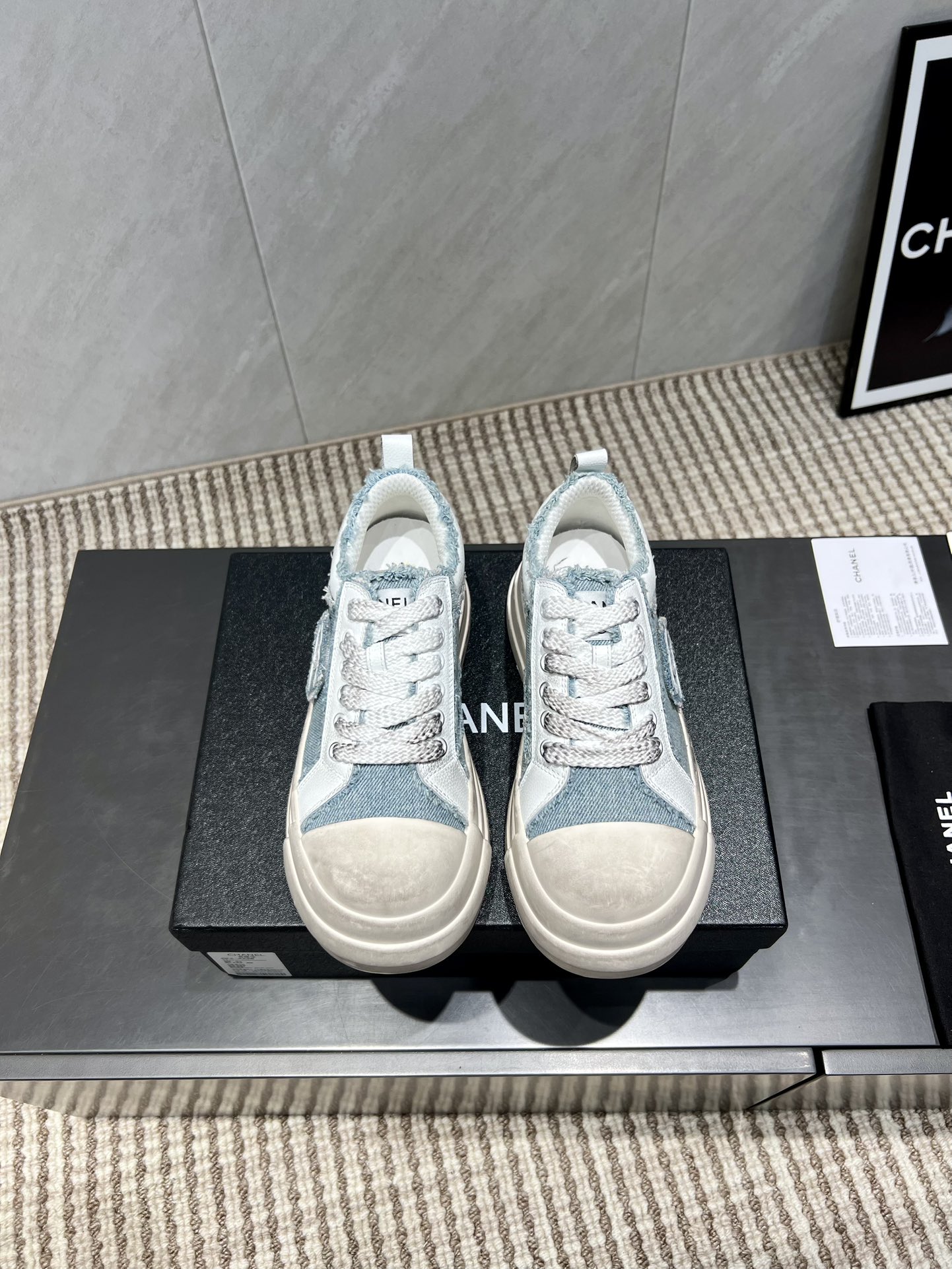 NO:559698,: 'Exclusive top version' Xiaoxiang C's 2025 vs early autumn hot casual series... [Thick-soled distressed casual shoes] Fairy style, the latest color matching is amazing, irresistible, the latest biscuit shoes are currently super popular colorful casual shoes, the Internet celebrity Xiaohongshu is crazy about hot recommendations, on sale, the silly and cute style brings a bit of retro flavor!  Special shape, very recognizable, slim and long legs, absolutely powerful, very comfortable to wear, good appearance, comfortable, and heightening. I must recommend it to everyone, the main feature of this year's series, minimalist style... Fabric: Original custom-made cowhide washed denim with old craftsmanship. Lining: Original custom-made breathable mesh. Foot: Original custom-made sheepskin. Outsole: Original open-molded foam bottom. Size: 35-39 (40.41. Customization is not returnable)  Packaging: original full set of packaging Color: official website updated simultaneously, casual shoes/sports shoes, chanel, sneakers, cowhide, sheepskin19860909:《独家顶级版本》 小香C家2025vs早秋火爆休闲系列…【厚底做旧休闲鞋】  仙女款,最新的拼色绝了,无法抗拒,最新饼干鞋目前超级流行的彩色休闲鞋,网红明星小红书狂追热推 发售蠢萌可爱的造型带了点复古味！ 造型特殊,很有辨识度, 显瘦显腿长,绝对实力派,穿上也很舒服,高颜值 舒适,增高 一定要推荐给大家,今年系列的主打, 极简的风格…… 面料:原版定制牛皮水洗牛仔做旧工艺 内里:原版定制透气网 垫脚:原版定制羊皮 大底:原版开模发泡成型底 码数:35-39（40.41.定制不退换） 包装:原版全套包装 颜色:官网同步更新,休闲鞋/运动鞋,chanel,sneakers,cowhide,sheepskin,Women's Shoes