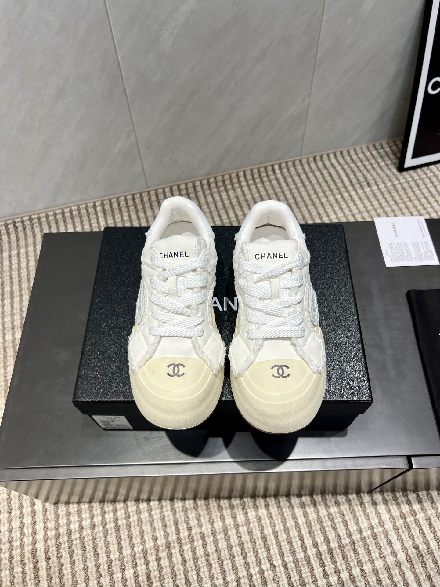 NO:559701,: 'Exclusive top version' Xiaoxiang C's 2025 vs early autumn hot casual series... [Thick-soled rubber-toe casual shoes] Fairy style, the latest color matching is amazing, irresistible, the latest biscuit shoes are currently super popular colorful casual shoes, the Internet celebrity Xiaohongshu is crazy about hot recommendations, on sale, the silly and cute style brings a bit of retro flavor!  Special shape, very recognizable, slim and long legs, absolutely powerful, very comfortable to wear, good appearance, comfortable, and heightening. I must recommend it to everyone, the main feature of this year's series, minimalist style... Fabric: Original customized cowhide Lining: Original customized breathable mesh Feet: Original customized sheepskin Outsole: Original molded two-color molded bottom Code number: 35-39 (40.41. Customized non-refundable) Packaging: Original full set of packaging  Color: official website updated simultaneously, casual shoes/sports shoes, chanel, sneakers, cowhide, sheepskin19860909:《独家顶级版本》 小香C家2025vs早秋火爆休闲系列…【厚底胶头休闲鞋】  仙女款,最新的拼色绝了,无法抗拒,最新饼干鞋目前超级流行的彩色休闲鞋,网红明星小红书狂追热推 发售蠢萌可爱的造型带了点复古味！ 造型特殊,很有辨识度, 显瘦显腿长,绝对实力派,穿上也很舒服,高颜值 舒适,增高 一定要推荐给大家,今年系列的主打, 极简的风格…… 面料:原版定制牛皮 内里:原版定制透气网 垫脚:原版定制羊皮 大底:原版开模双色成型底 码数:35-39（40.41.定制不退换） 包装:原版全套包装 颜色:官网同步更新,休闲鞋/运动鞋,chanel,sneakers,cowhide,sheepskin,Women's Shoes