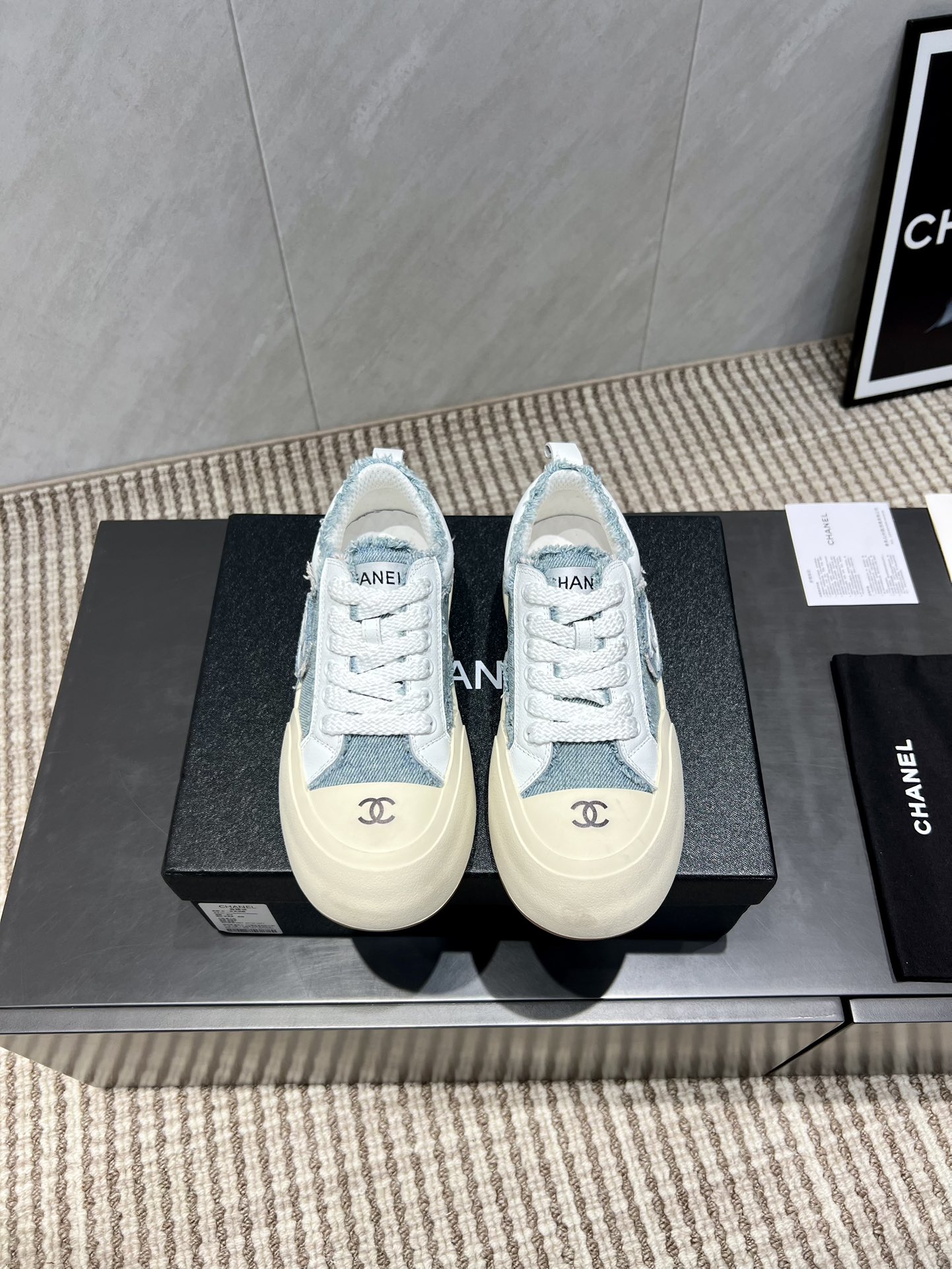 NO:559704,: 'Exclusive top version' Xiaoxiang C's 2025 vs early autumn hot casual series... [Thick-soled rubber-toe casual shoes] Fairy style, the latest color matching is amazing, irresistible, the latest biscuit shoes are currently super popular colorful casual shoes, the Internet celebrity Xiaohongshu is crazy about hot recommendations, on sale, the silly and cute style brings a bit of retro flavor!  Special shape, very recognizable, slim and long legs, absolutely powerful, very comfortable to wear, good appearance, comfortable, and taller. I must recommend it to everyone, the main feature of this year's series, minimalist style... Fabric: Original customized cowhide washed denim Lining: Original customized breathable mesh Foot: Original customized sheepskin Outsole: Original molded two-color molded bottom Code number: 35-39 (40.41. Customized non-returnable) Packaging: Original full set of packaging  Color: official website updated simultaneously, casual shoes/sports shoes, chanel, sneakers, cowhide, sheepskin19860909:《独家顶级版本》 小香C家2025vs早秋火爆休闲系列…【厚底胶头休闲鞋】  仙女款,最新的拼色绝了,无法抗拒,最新饼干鞋目前超级流行的彩色休闲鞋,网红明星小红书狂追热推 发售蠢萌可爱的造型带了点复古味！ 造型特殊,很有辨识度, 显瘦显腿长,绝对实力派,穿上也很舒服,高颜值 舒适,增高 一定要推荐给大家,今年系列的主打, 极简的风格…… 面料:原版定制牛皮水洗牛仔 内里:原版定制透气网 垫脚:原版定制羊皮 大底:原版开模双色成型底 码数:35-39（40.41.定制不退换） 包装:原版全套包装 颜色:官网同步更新,休闲鞋/运动鞋,chanel,sneakers,cowhide,sheepskin,Women's Shoes