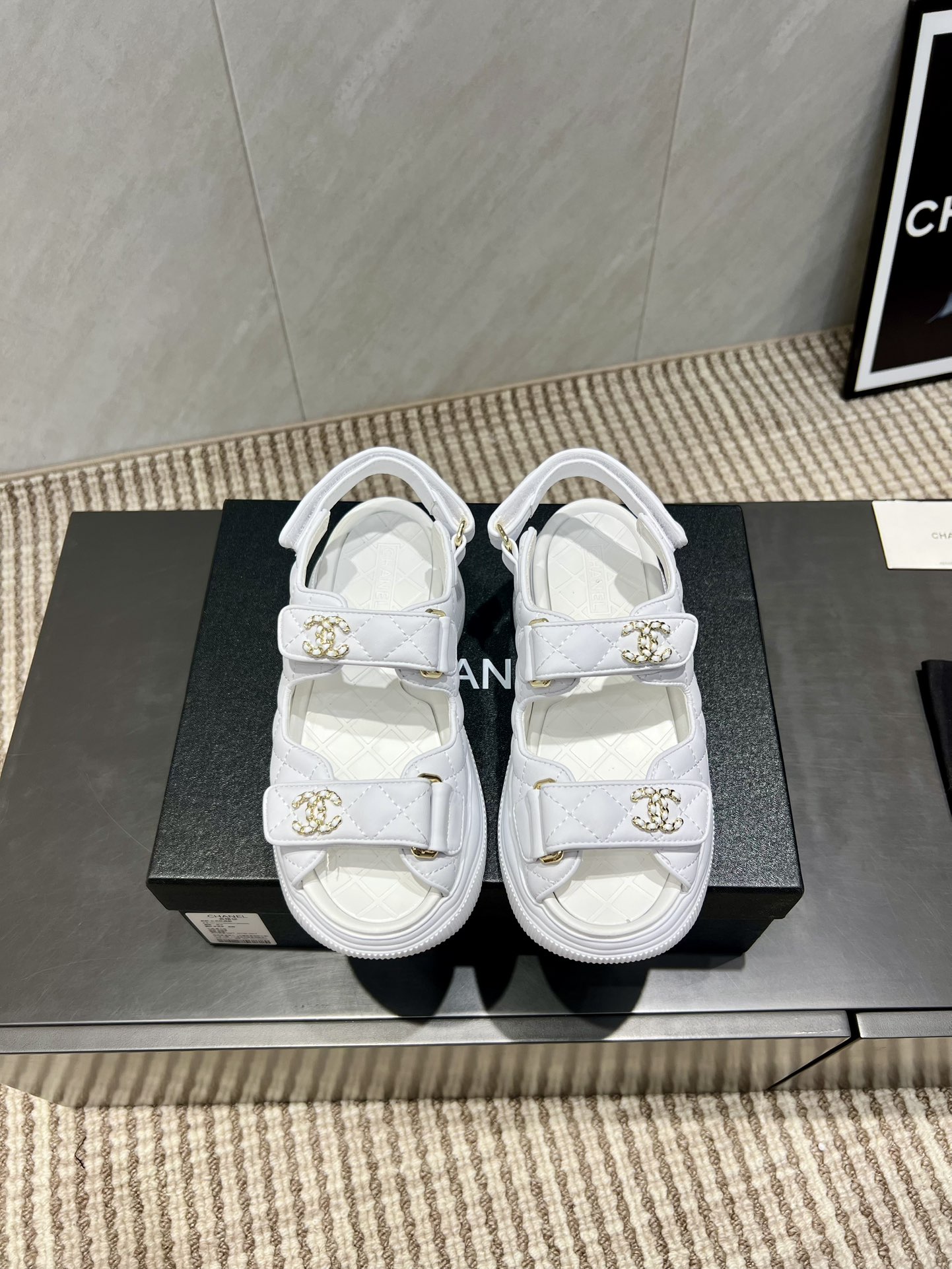 NO:559708,'Exclusive top version' CHANE*L Xiaoxiang 2025 vs platform thick-soled popular sandals series... [Electric embroidered platform platform sandals] Customized leather surface, color, customized unique leather strapping complex craftsmanship, Milan catwalk main recommendation, super hot. Advanced handmade series, really beautiful!  The upper foot is super good-looking, playful and high-end, and the thick sole increases height and is versatile. A must-have for summer... The fabric is made of original custom cowhide with electric embroidery. The lining is made of original custom sheepskin. The foot pads are made of original custom sheepskin. The outsole is original molded rubber outsole. The packaging is the original full set. The code number is 35-39 (40.41.42 customization is non-returnable). The colors are updated simultaneously on the official website, slippers and sandals, chanel, sandals, slippers, cowhide, sheepskin.19860909《独家顶级版本》 CHANE*L小香2025vs松糕厚底爆款凉鞋系列……【电绣松糕厚底凉鞋】 定制皮面、颜色、定制独特的穿皮条复杂工艺、米兰走秀主推款,超火爆. 高级手工系列,真的太美了！上脚超级好看,俏皮又高级,厚底增高百搭 夏日必备…… 面料原版定制牛皮电绣工艺 内里原版定制羊皮 垫脚原版定制羊皮 大底原版开模橡胶大底 包装原版全套包装 码数35-39（40.41.42定制不退换） 颜色官网同步更新,拖鞋凉鞋,chanel,sandals,slippers,cowhide,sheepskin,Women's Shoes