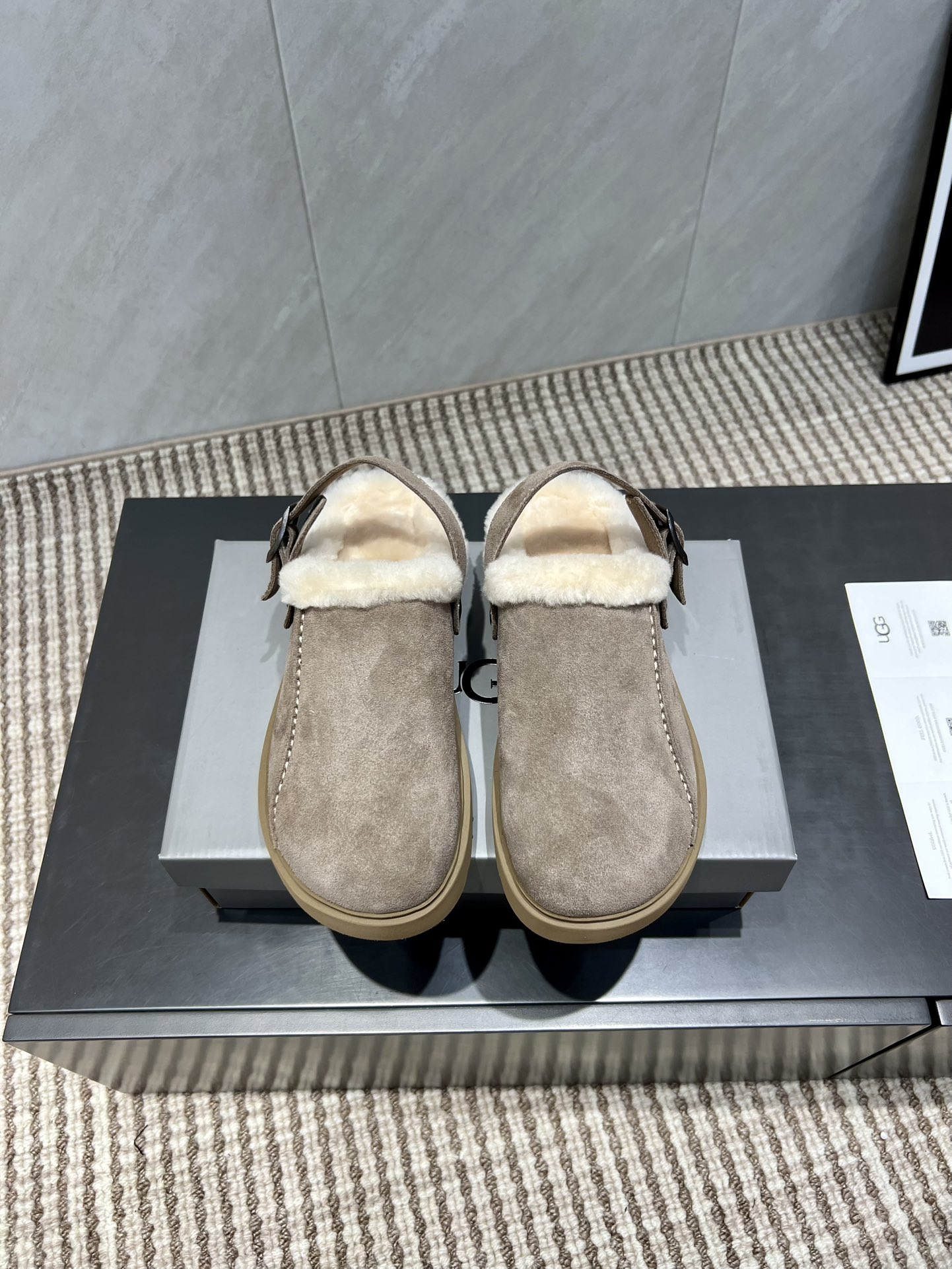 NO:559705,: 'Exclusive top version' UGG~25vs autumn and winter popular platform platform thick-soled casual fur shoes series... [Round-toe thick-soled fur shoes] A shoe that does not clash with shirts, simple partition design with spotted outsole, silk curly upper, a must-have for autumn and winter, can be worn with any pants or skirt, very comfortable and good-looking on the feet... Fabric: Original customized cow lining: Original customized wool Foot pads: Original customized wool Outsole: Original open-molded rubber foam sole  Code number: 35-39 (40 customized, non-returnable) Packaging: Original full set of packaging Color: Official website updated simultaneously, semi-molar fur shoes, skirts, real silk19860909:《独家顶级版本》 UGG~25vs秋冬爆款松糕厚底休闲毛鞋系列……【圆头厚底毛鞋】 一款不会撞衫的鞋子、简约的隔板设计上斑点的大底、鞋面真丝卷毛、秋冬季必备款、无论什么裤子裙子都能驾驭、上脚非常舒适好看…… 面料:原版定制牛猄 内里:原版定制羊毛 垫脚:原版定制羊毛 大底:原版开模橡胶发泡底 码数:35-39（40定制不退换） 包装:原版全套包装 颜色:官网同步更新,半拖毛毛鞋,skirts,real silk,Women's Shoes