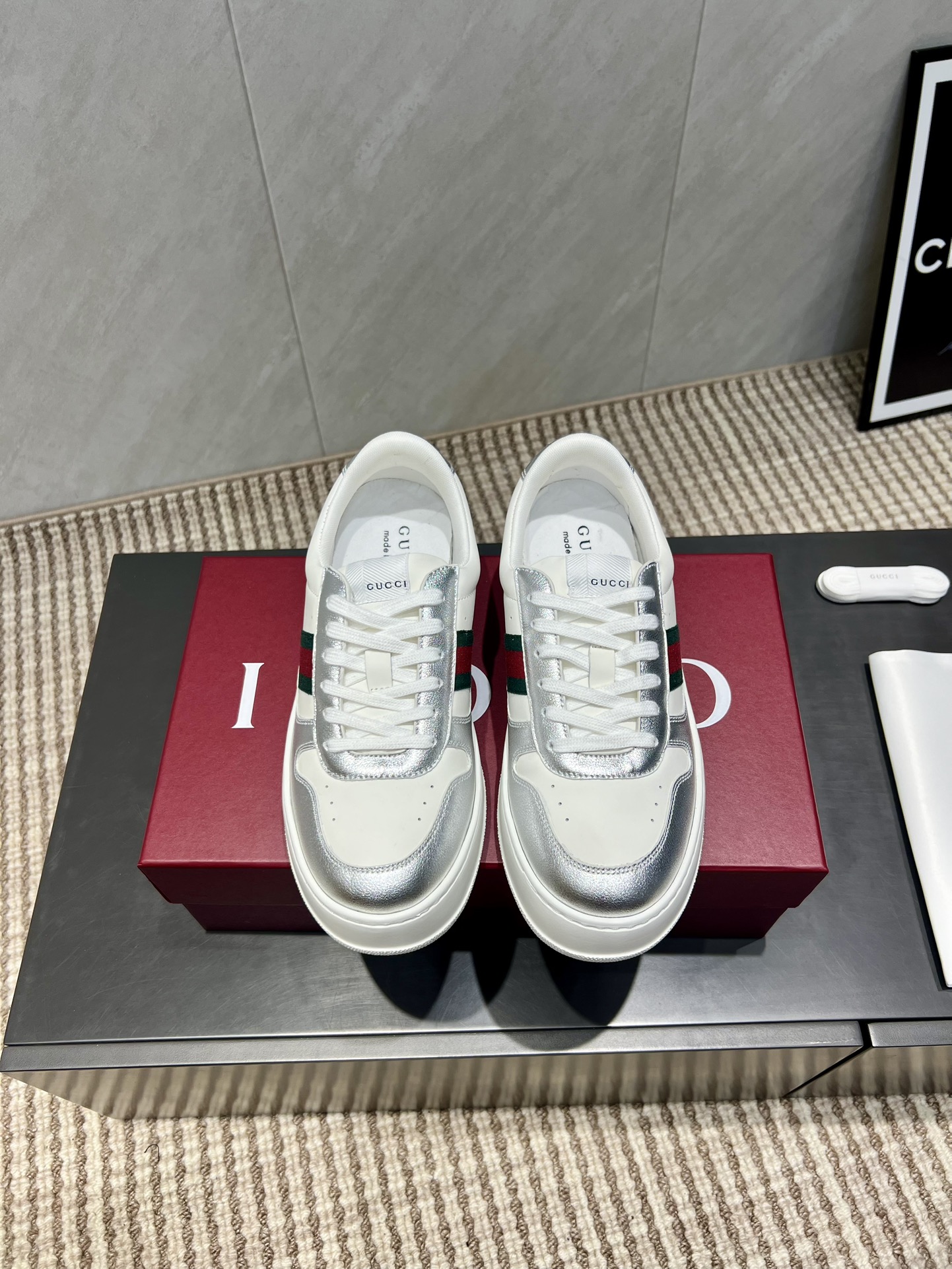 NO:559702,: Couple 'Exclusive Top Version' Gjia 25vs the latest popular couple thick-soled white shoes series... [Couple Thick-soled Casual White Shoes] The original version is split and reproduced perfectly, various classic fashion collisions, retro feelings, very elegant, super versatile, light and thick sole, taller, slimmer and more comfortable, very easy to control... Fabric: Original customized cowhide Lining: Original customized cowhide Foot pads: Cowhide injection molding Outsole: Original molded lightweight IP foam outsole  Packaging: Full set of original airplane box packaging Size: 35-44 (Female 41. Male 38.45. Customization is not returnable) Color: Official website updated simultaneously, casual shoes/sports shoes, gucci, sneakers, cowhide19860909:情侣《独家顶级版本》 G家25vs最新火爆情侣爆款厚底小白鞋系列…【情侣厚底休闲小白鞋】 原版拆分完美复刻,各种经典时尚碰撞,复古情怀,十分高雅,超级百搭,轻盈厚底,增高显瘦又舒适,非常容易驾驭…… 面料:原版定制牛皮 内里:原版定制牛皮 垫脚:牛皮注塑成型 大底: 原版开模轻便ip发泡大底 包装:原版飞机盒全套包装 码数:35-44（女41.男38.45.定制不退换） 颜色:官网同步更新,休闲鞋/运动鞋,gucci,sneakers,cowhide,Women's Shoes