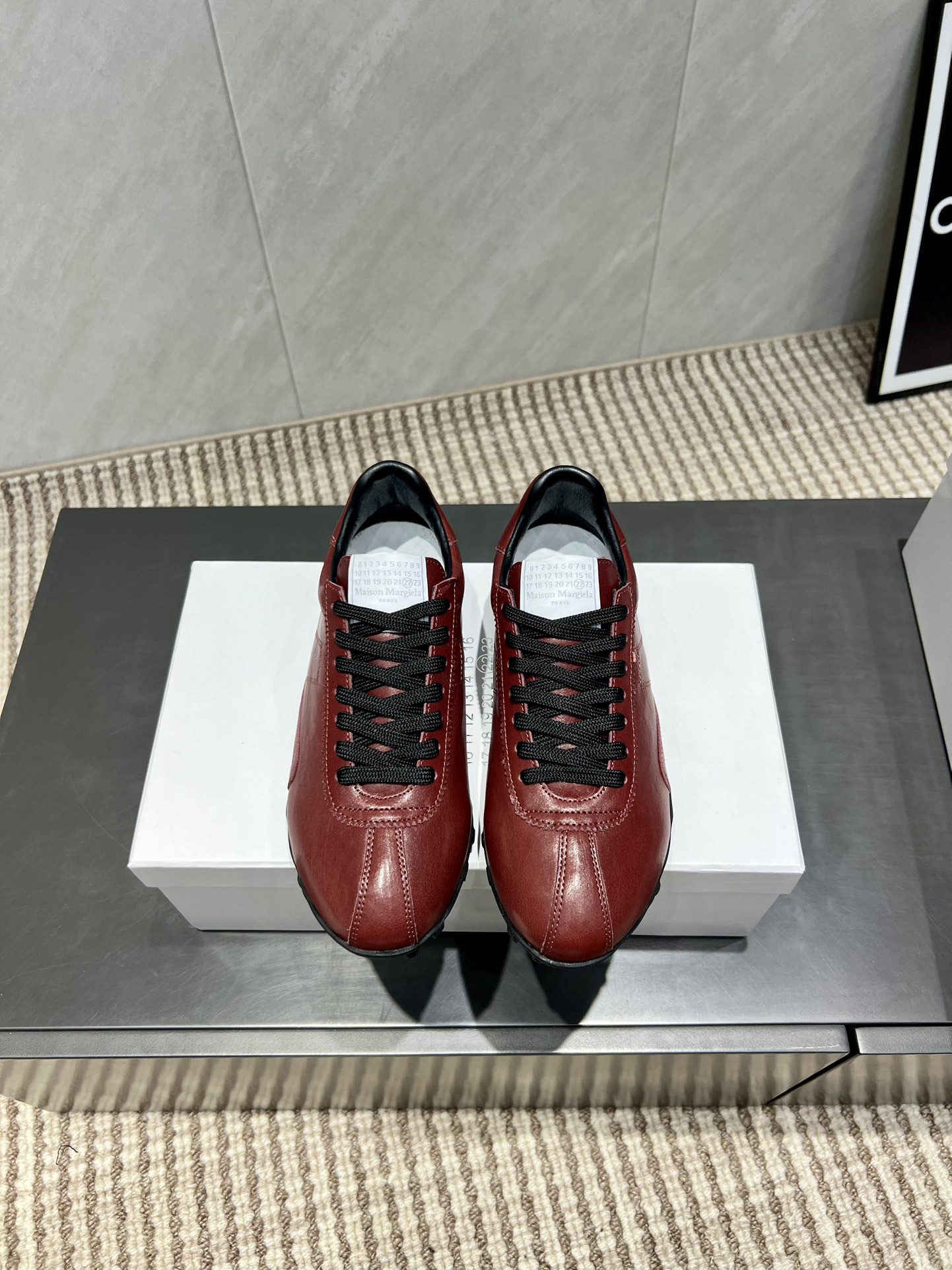 NO:559666,: Couple 'Exclusive Top Version' M*M6M*aison M*argiela~25vs Retro Couple Casual Series... [Retro Couple Casual Shoes] Just when you hear the retro style, you can immediately think of the classic M*arginal, retro fashionable, clean and refreshing collection of spring, summer, autumn and winter colors, comfortable, cool and casual style design, very Margiela style, no pressure on the feet, full of pioneering elements, original packaging  A light luxury trendy model with multiple elements, this German training shoe designed by Margiela designer continues the classic T-shaped leather splicing. It has been carefully improved many times by the design team, just to let you experience the most original military taste~ The designer's design technology is combined with the top craftsmanship of sports and leisure Labang lasting, which does not take off the bottom, does not smell glue, and uses Labang lasting technology... Fabric: Original customized cowhide Lining: Original customized sheepskin Foot: Original customized cowhide   Outsole: Original open mold wear-resistant molded sole Size: 35-44 (41 for women and 45 for men, customized and non-returnable) Packaging: Original full set of packaging Color: Official website updated simultaneously, Mary Jane, masion margiela, mary jane, cowhide, sheepskin19860909:情侣《独家顶级版本》 M*M6M*aison M*argiela~25vs复古情侣休闲系列……【复古情侣休闲鞋】 光听到复古风就能立刻想到经典M*arginal,复古时髦,春夏秋冬配色干净清爽集合,舒适,酷飒,休闲于一体的风格设计,很马吉拉风格,上脚无压力十足先锋元素,原版包装 一个轻奢潮款多元素结合玛吉拉设计师设计这一款德国训练鞋延续了经典的T形真皮拼接,经过设计团队多次的精心改良,只为让您体验最原始的军旅味道~设计师设计工艺结合运动休闲拉邦套楦顶级工艺,不脱底,不臭胶水,采用拉邦套楦工艺…… 面料:原版定制牛皮 内里:原版定制羊皮 垫脚:原版定制牛皮 大底:原版开模耐磨成型底 码数:35-44（女41.男45定制不退换） 包装:原版全套包装 颜色:官网同步更新,玛丽珍,masion margiela,mary jane,cowhide,sheepskin,Women's Shoes